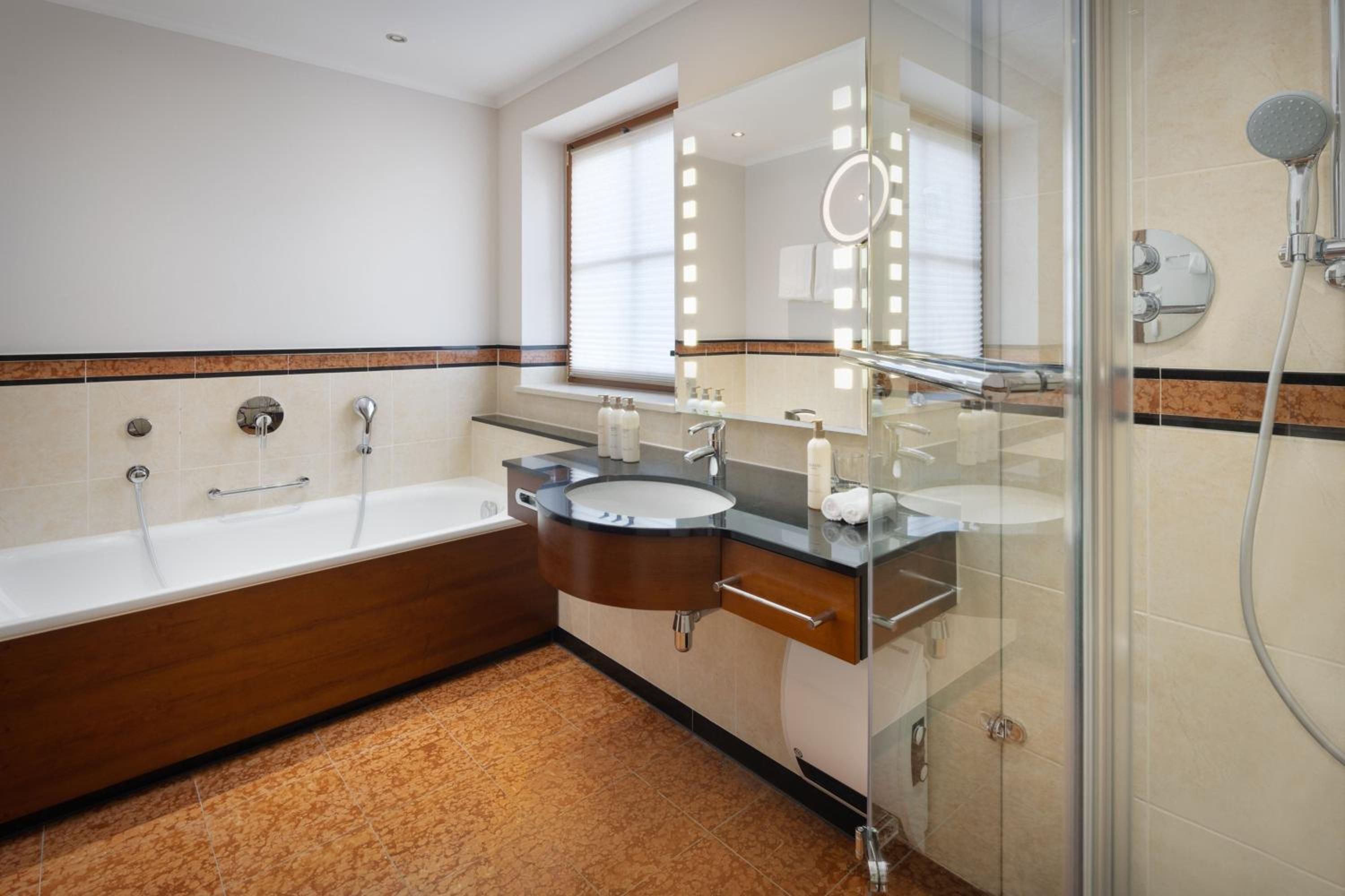 Deluxe King Room with Garden View - Photo 2