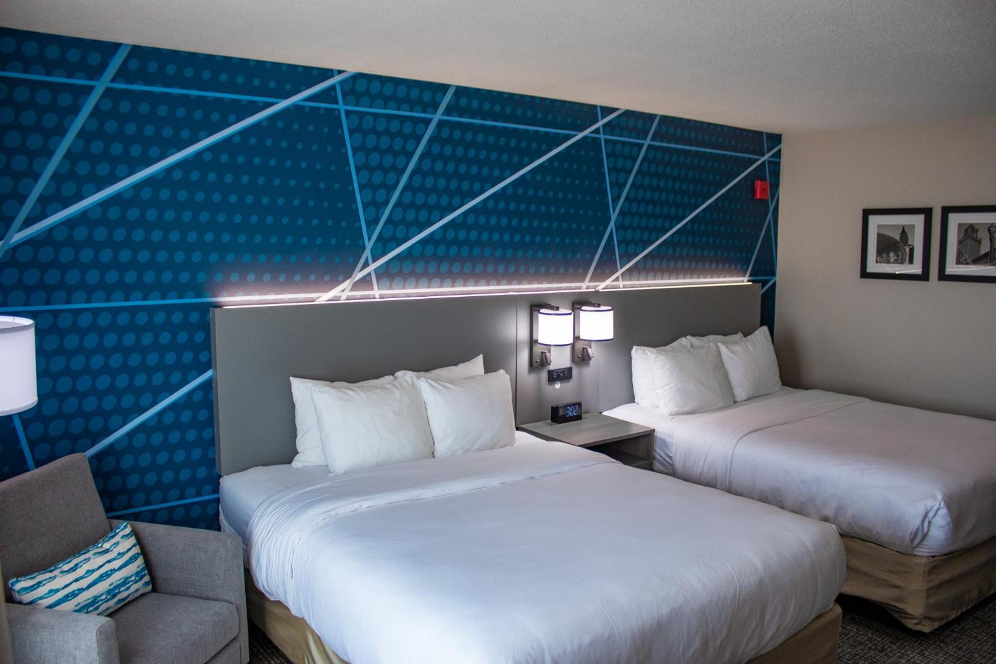 Queen Room with Two Queen Beds - Non-Smoking - Photo 2