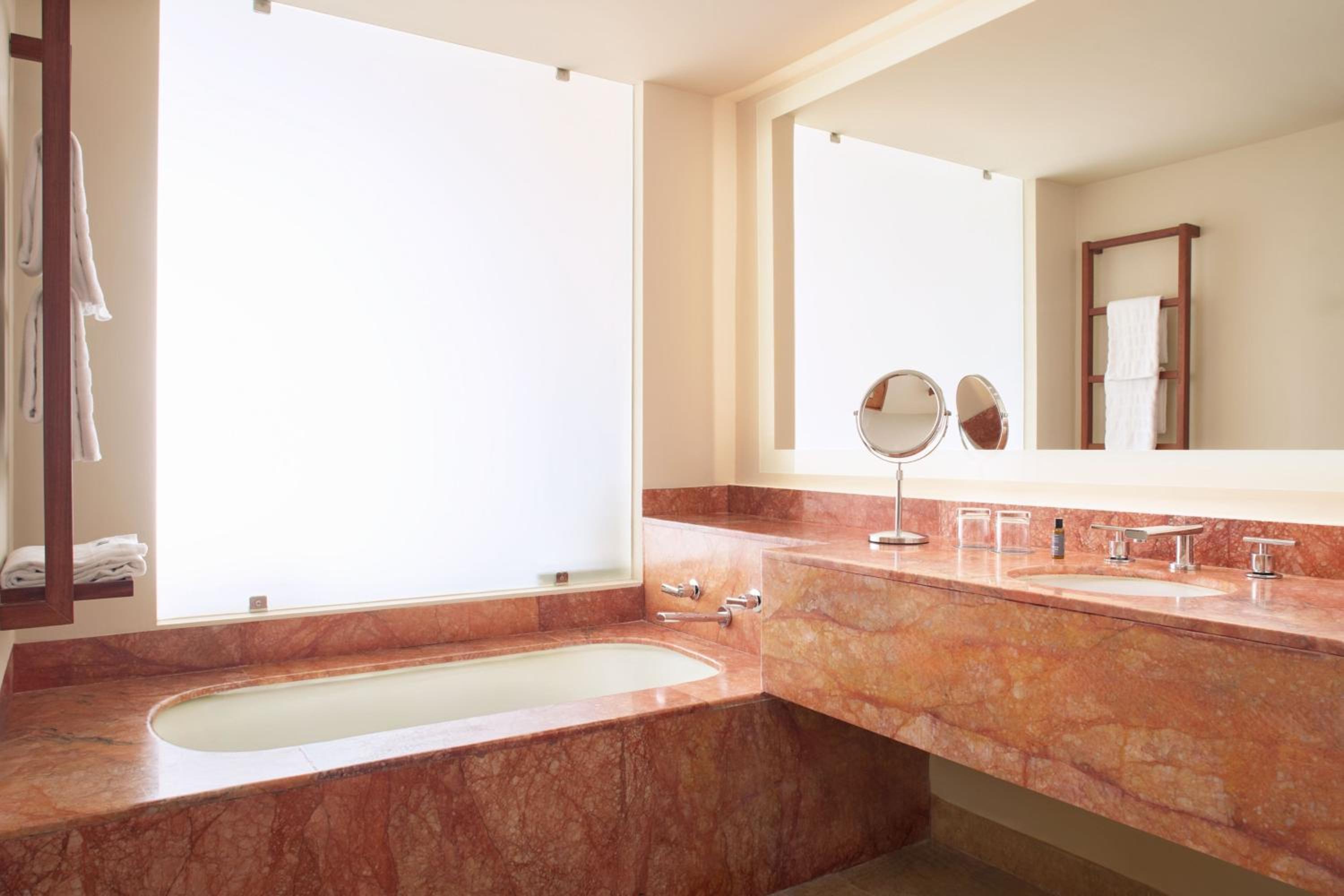 Junior Suite with King Bed and Ocean View photo 2