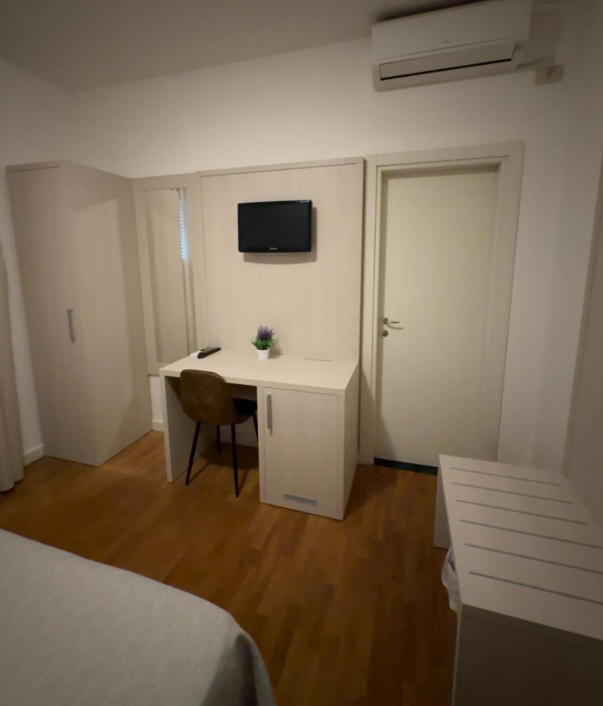 Double or Twin Room - Photo 11