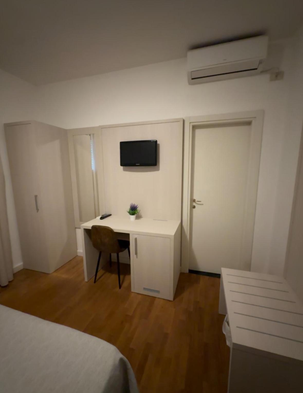 Double or Twin Room - Photo 10