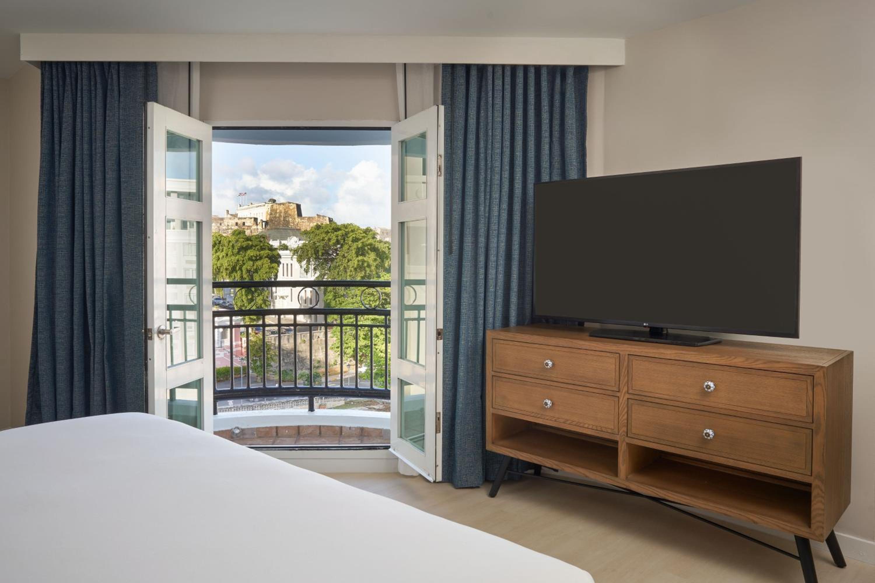 One-Bedroom Junior Suite - Photo 4
