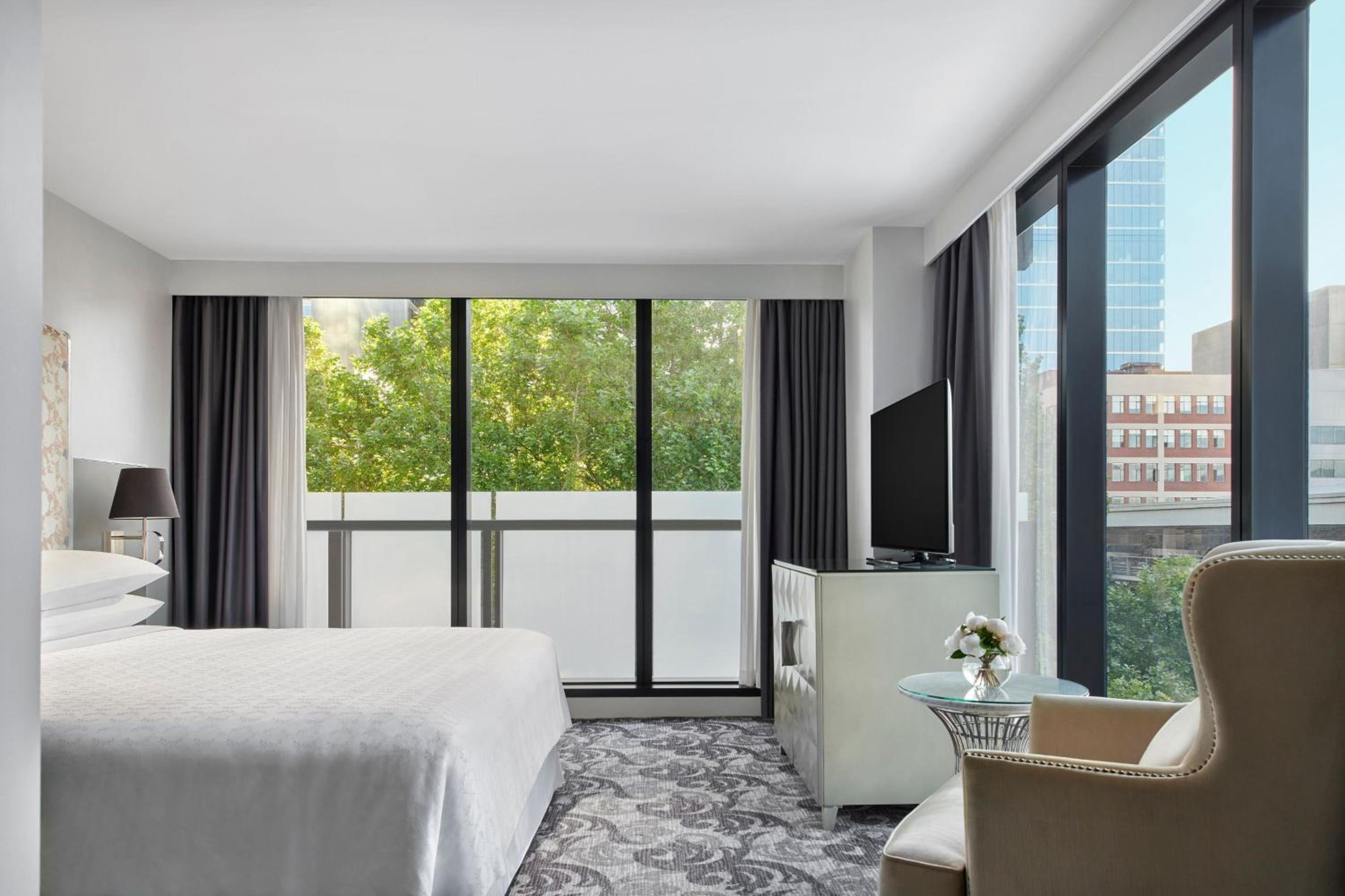 Superior King Room with City View
