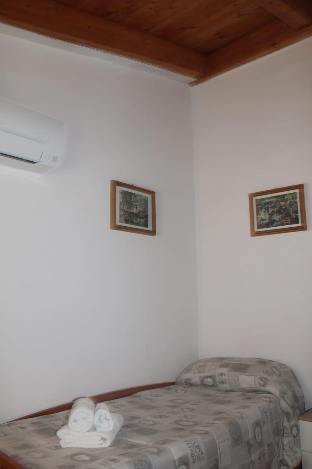 Standard Single Room with Shared Bathroom photo 1