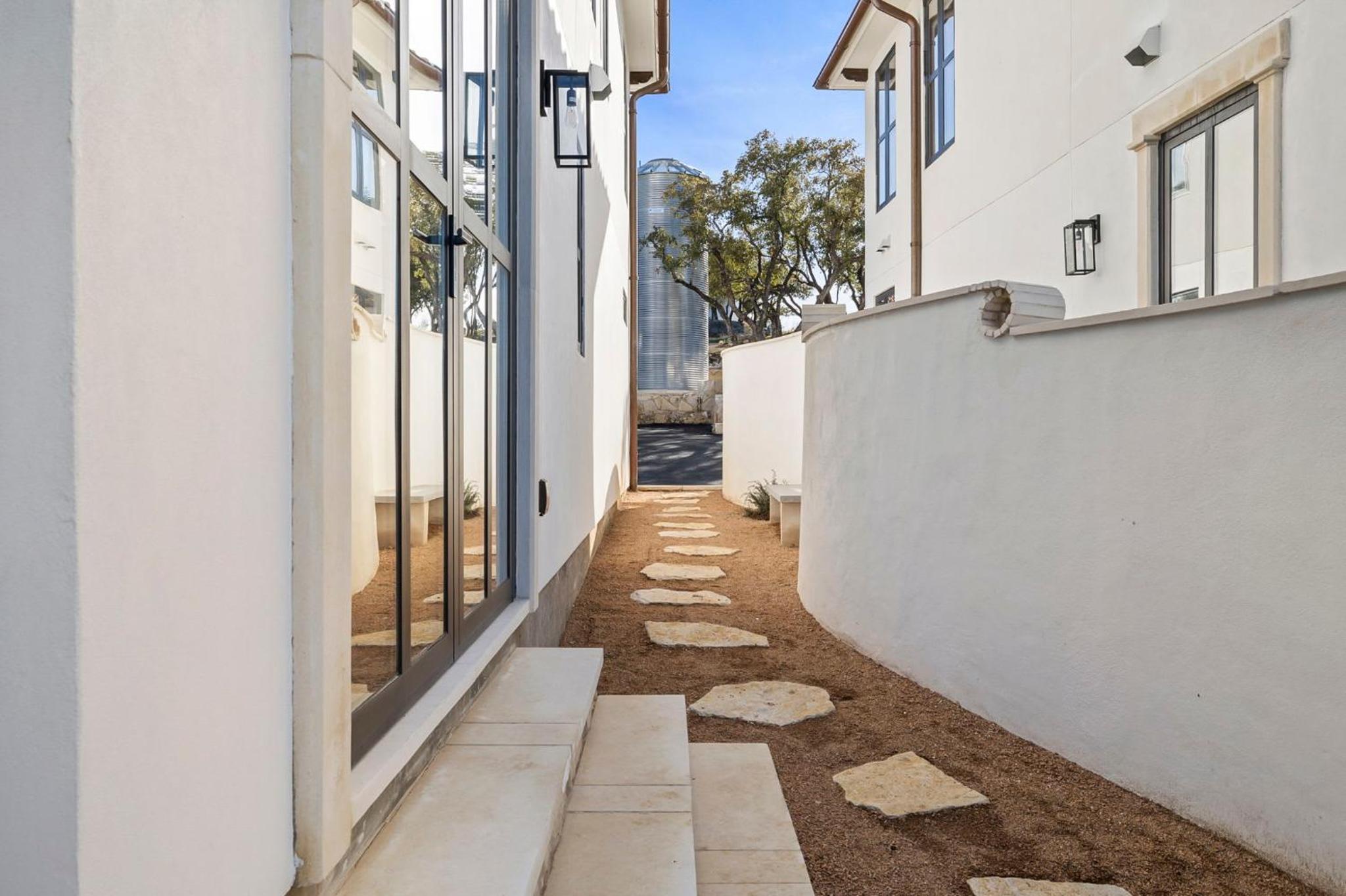 Villa photo 2