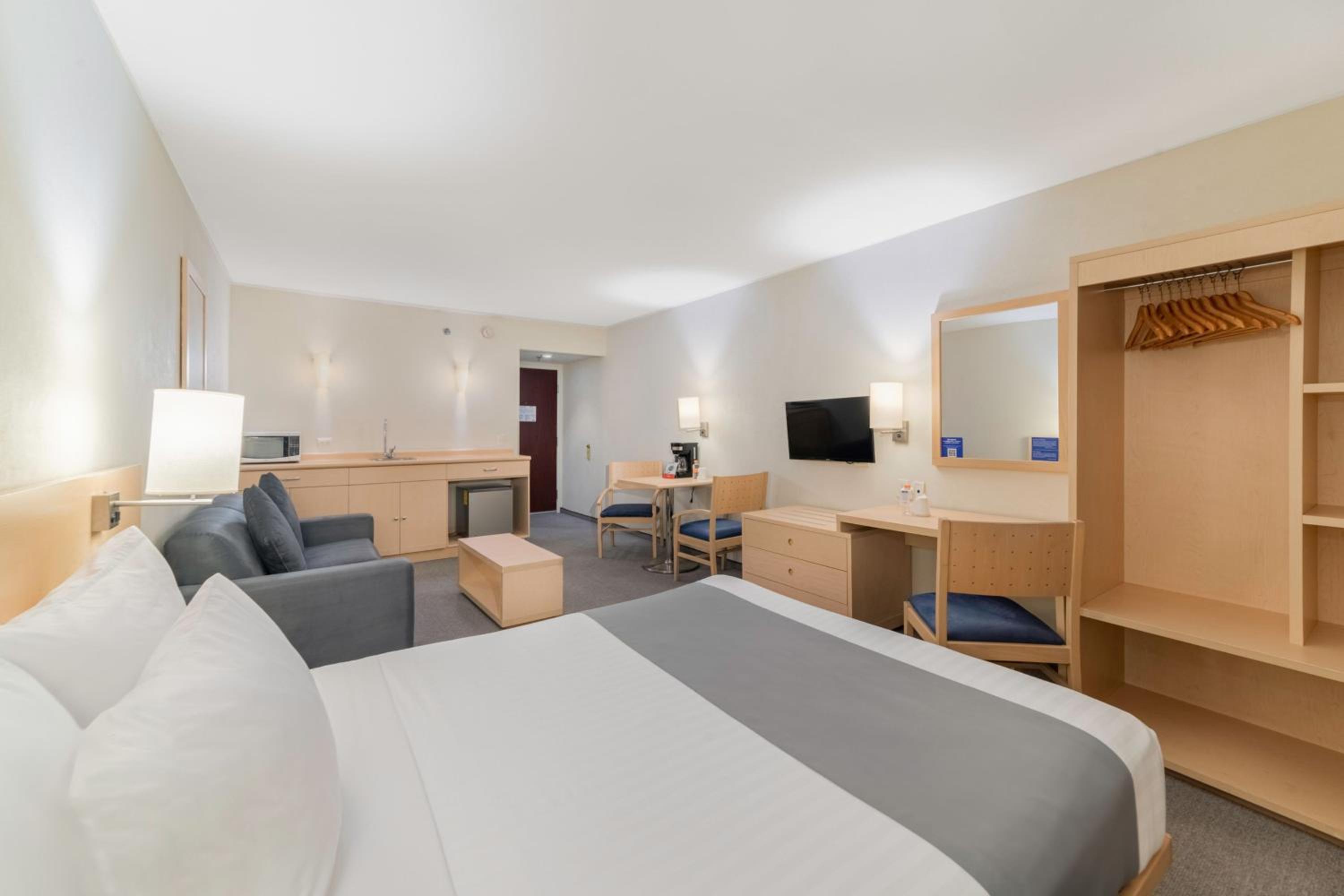 Queen Suite with Sofa Bed - Photo 3