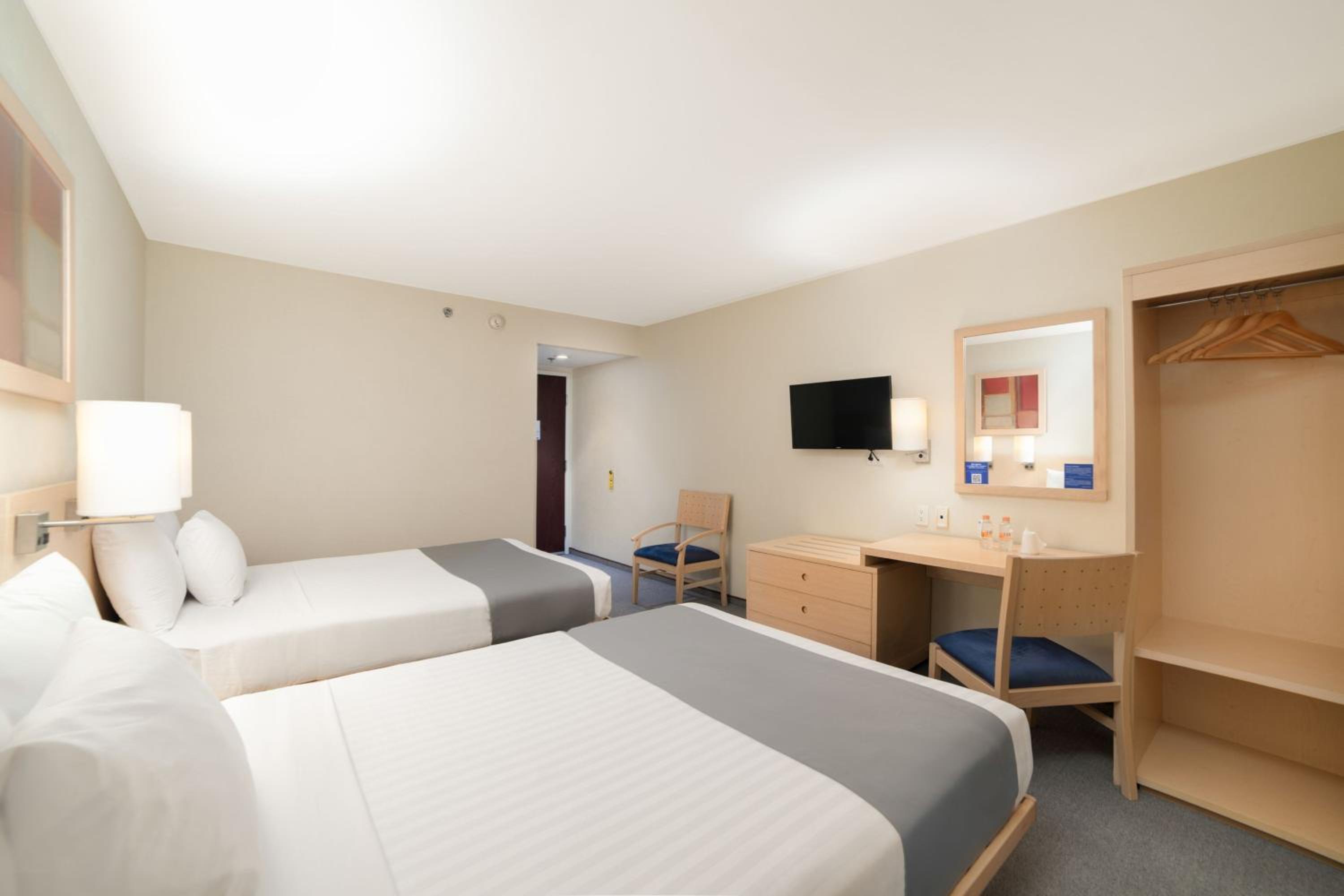 Double Room with Two Double Beds - Photo 3