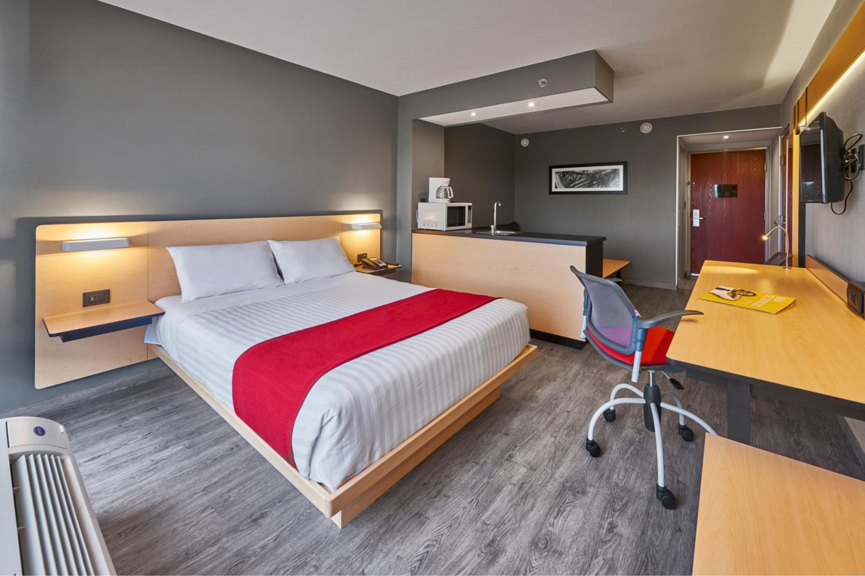 Superior Queen Room with Sofa Bed - Photo 3