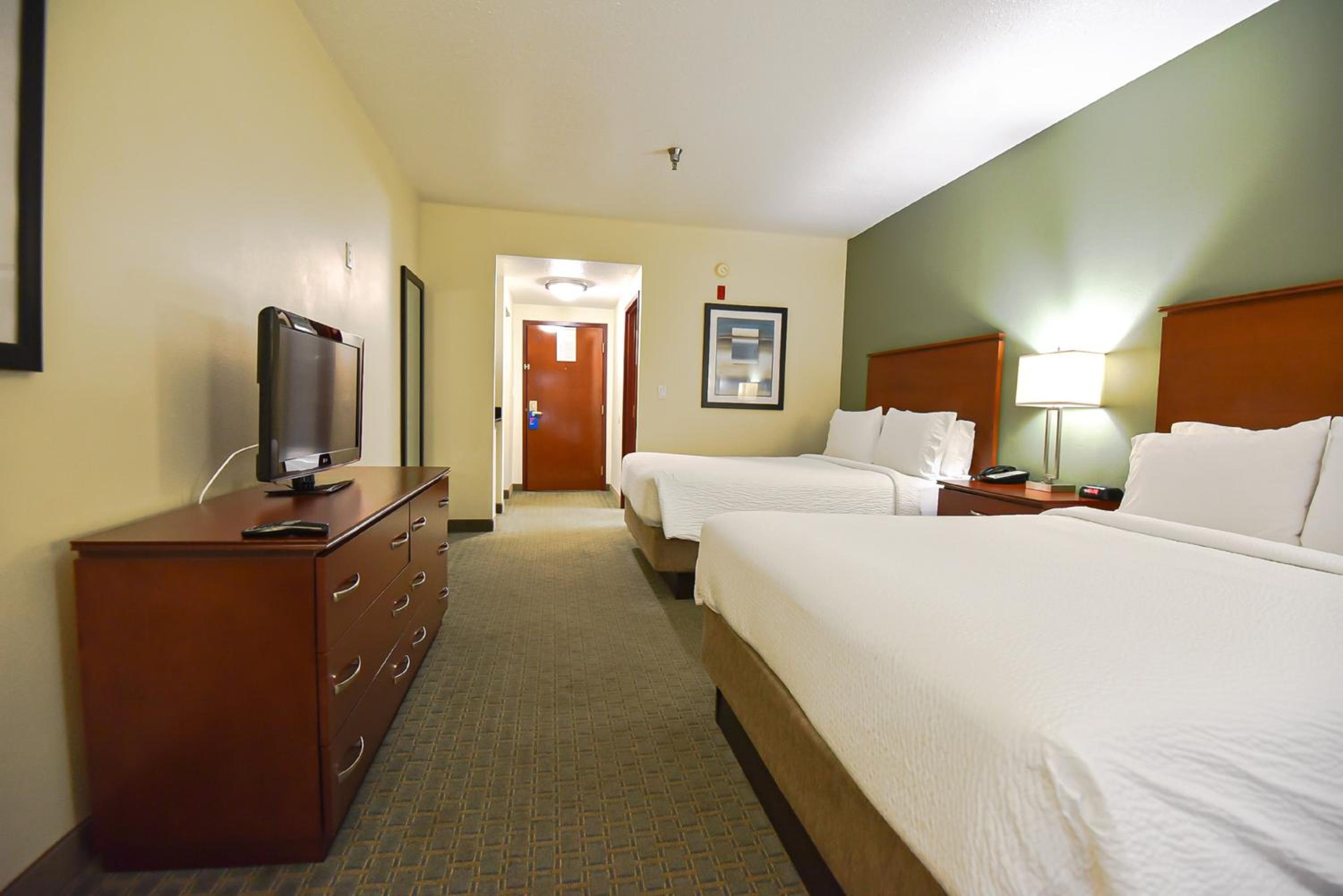 Standard Room with Two Queen Beds - Photo 7