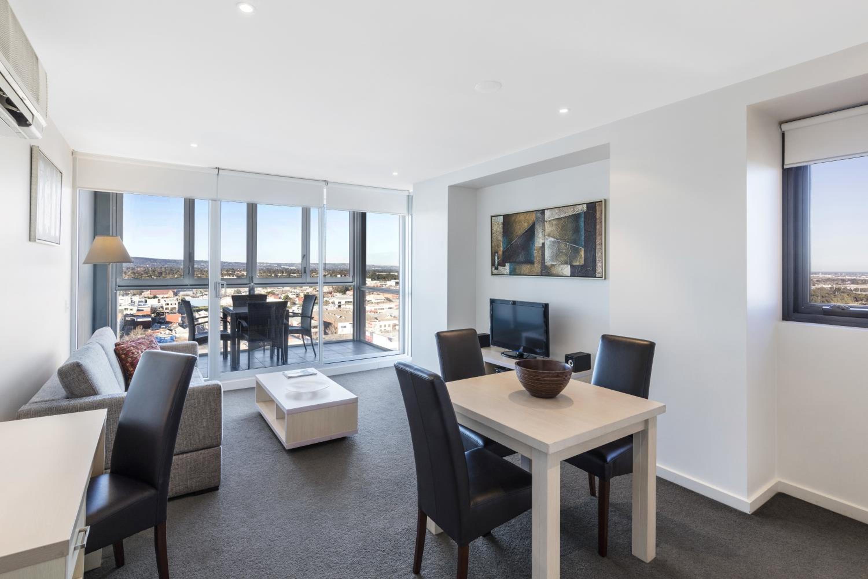 One-Bedroom Apartment with Sky View - Photo 4