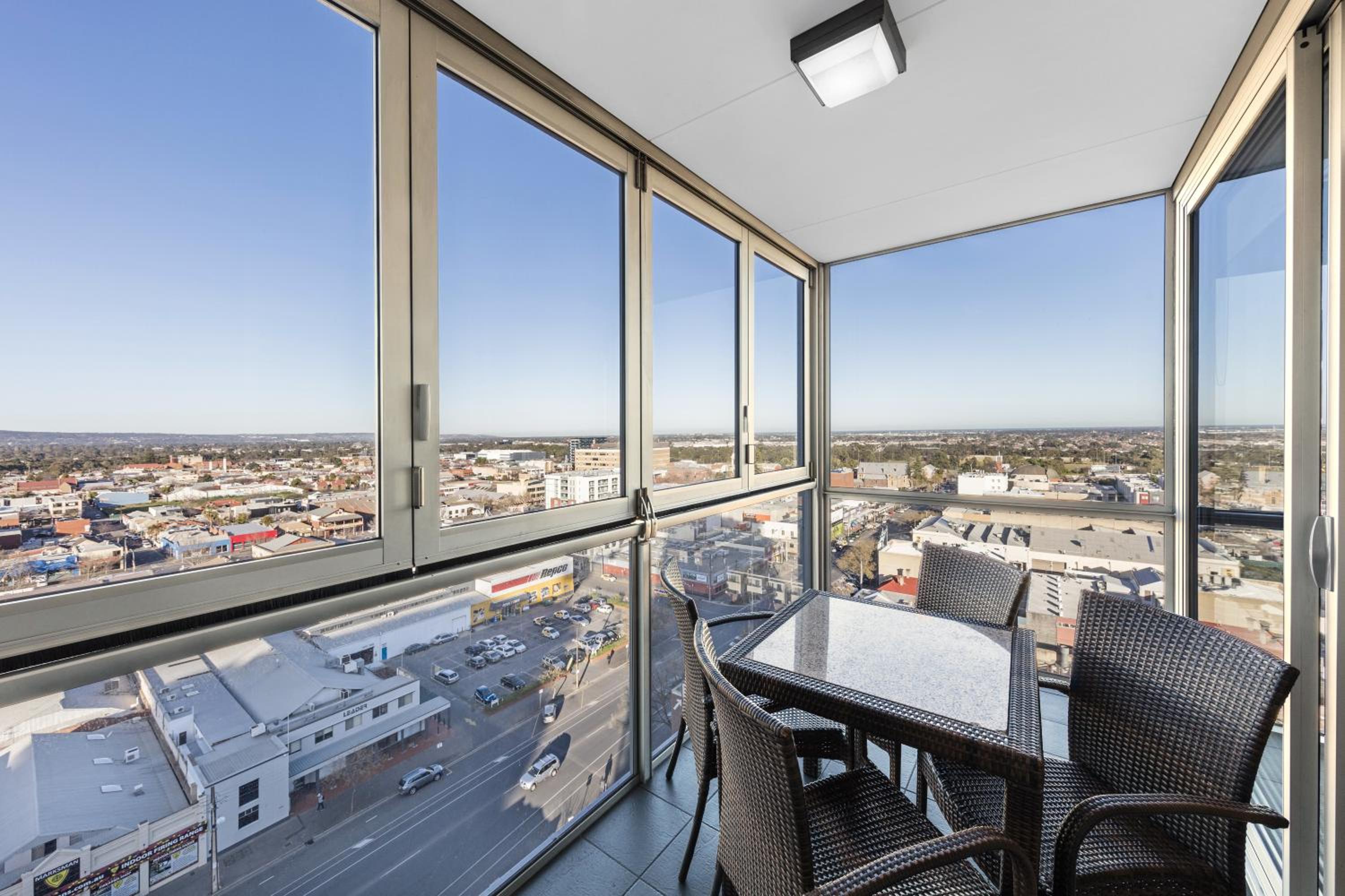 One-Bedroom Apartment with Sky View - Photo 6