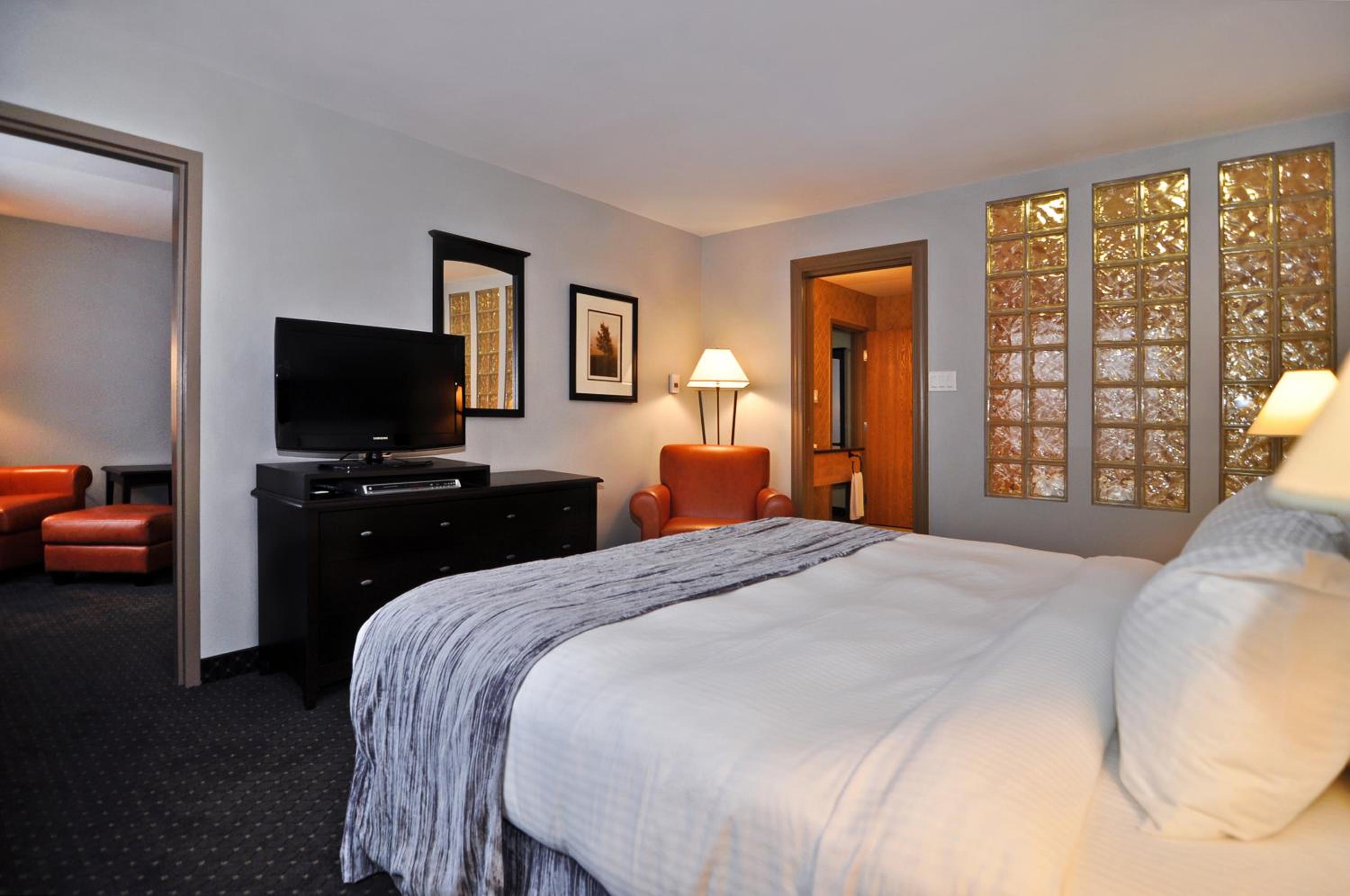 One-Bedroom King Suite with Sofa Bed - Non-Smoking