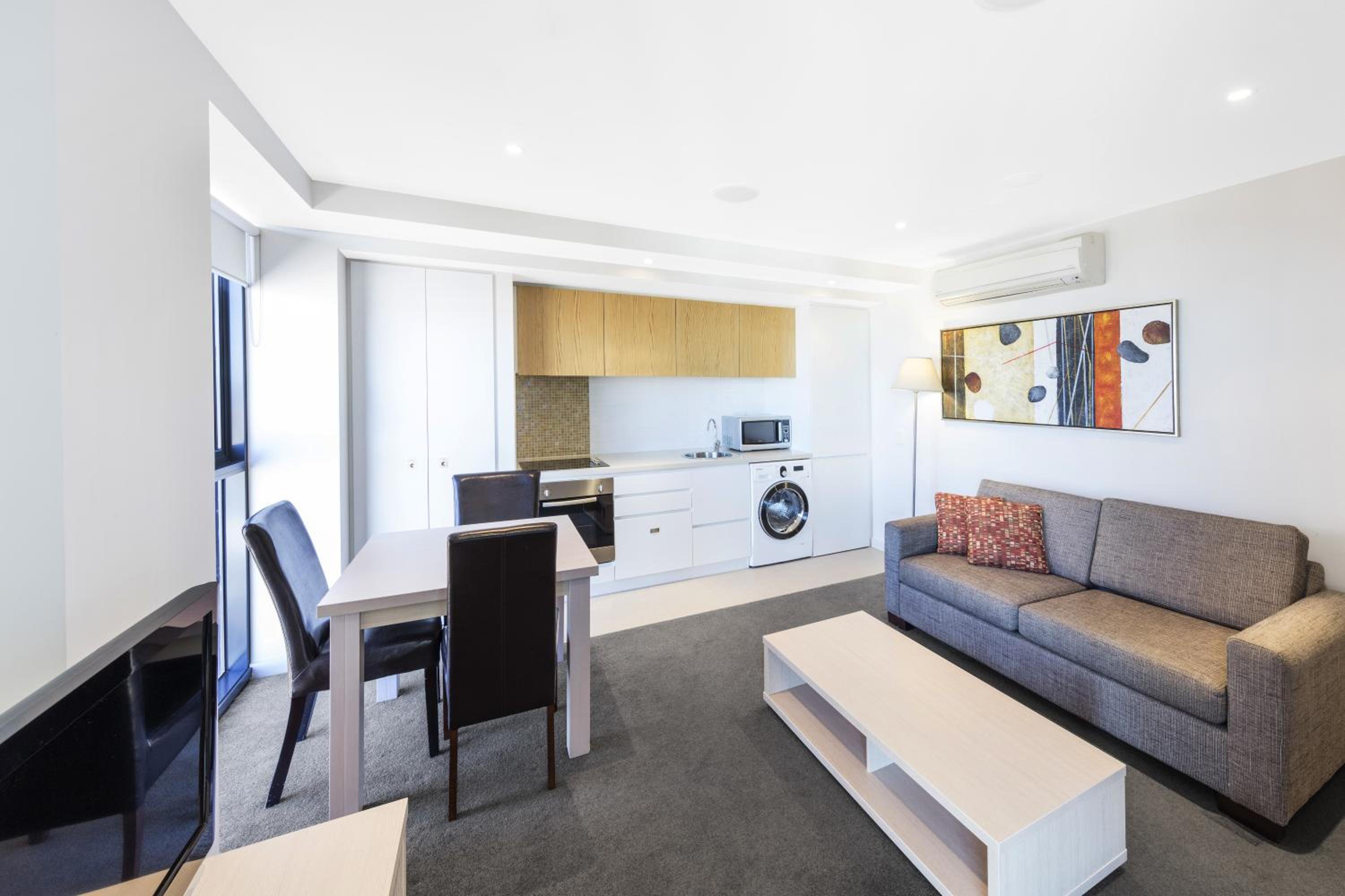 Two-Bedroom Apartment with Sky View - Photo 6