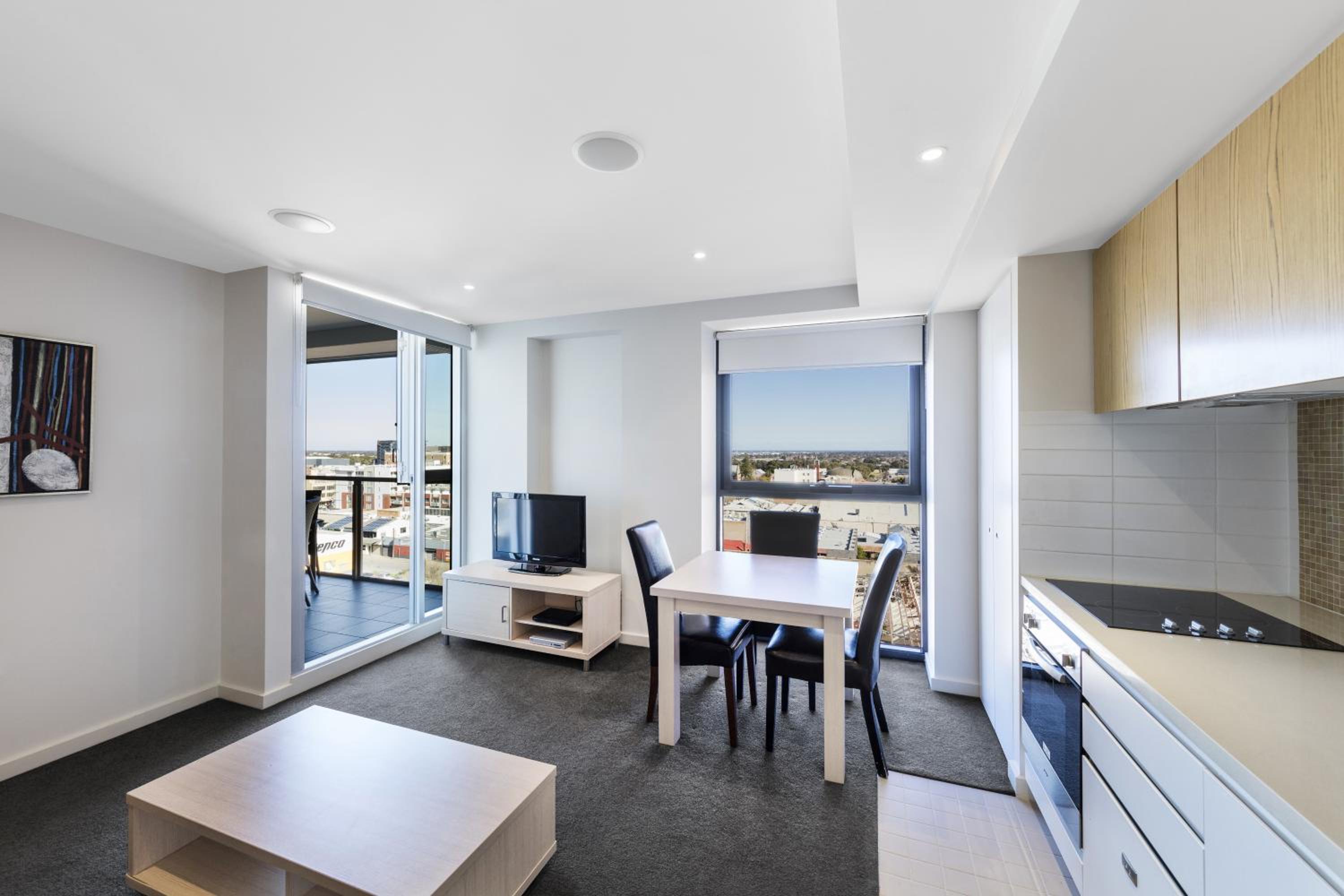 Two-Bedroom Apartment with Sky View - Photo 5