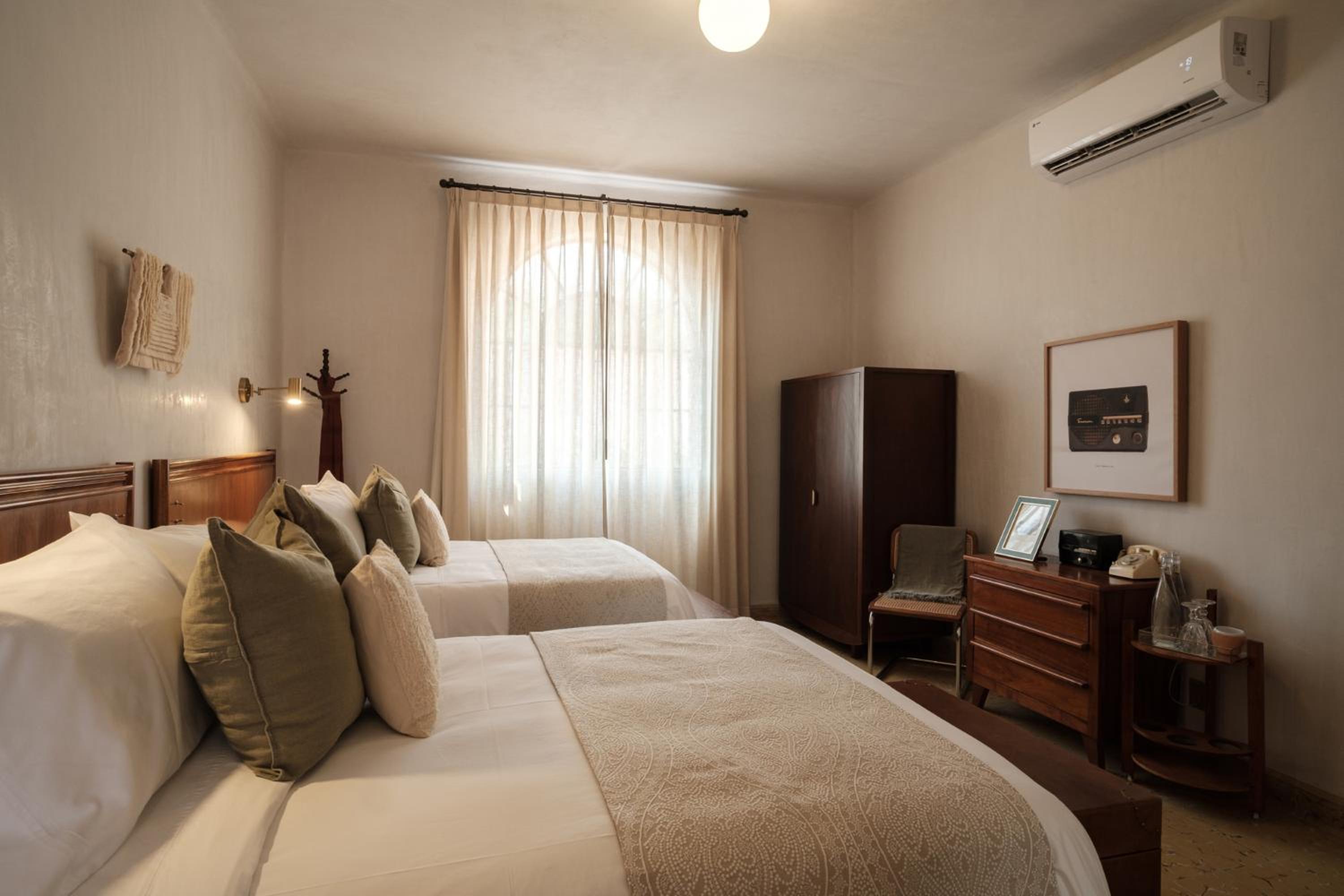 Standard Queen Room