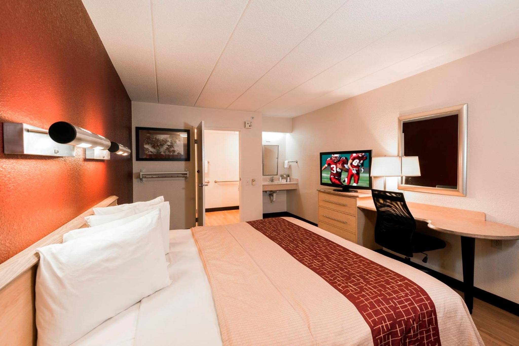 Deluxe King Room Disability Access Smoke Free - Photo 3