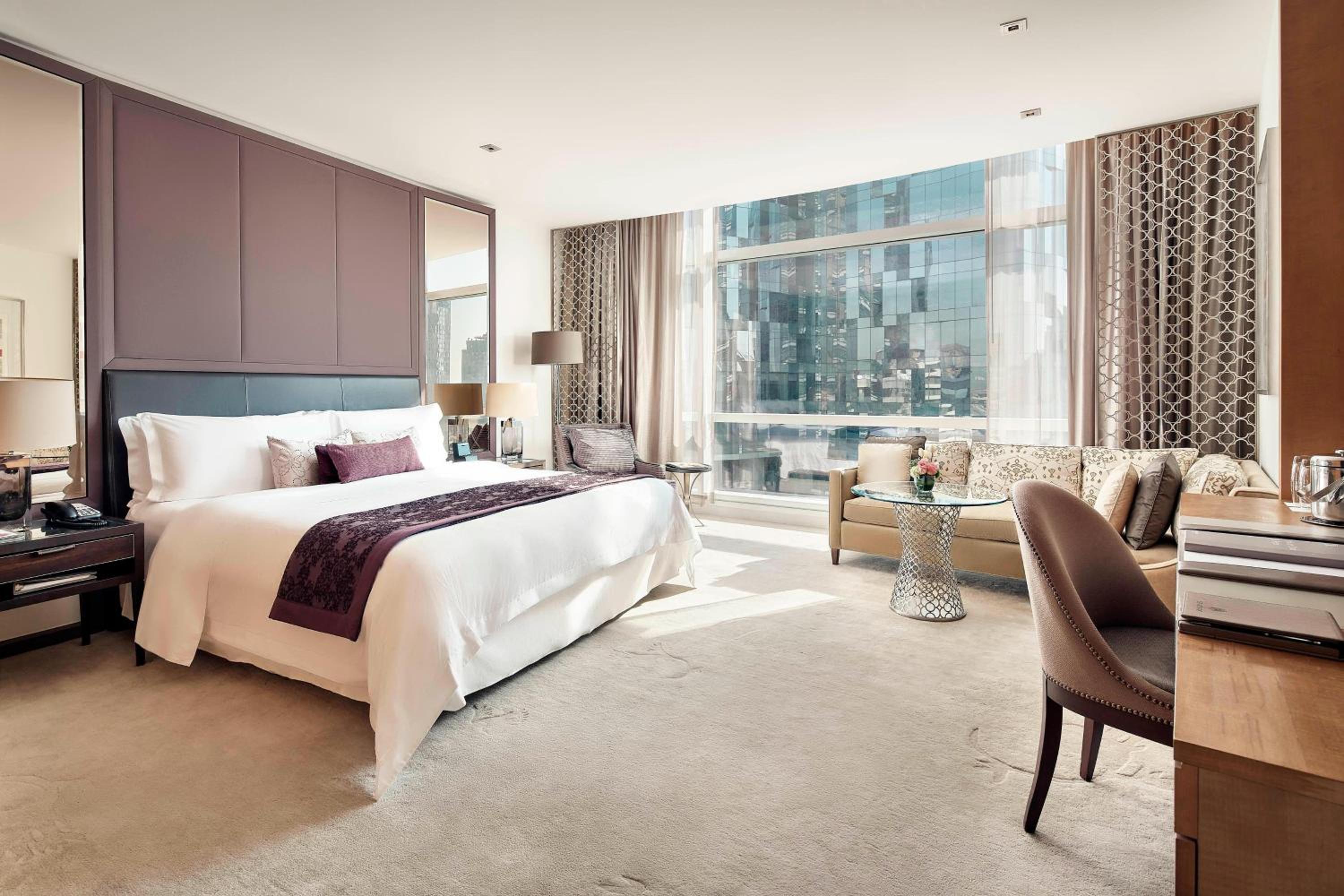 Deluxe Butler Service, Guest room, 1 King thumbnail 5