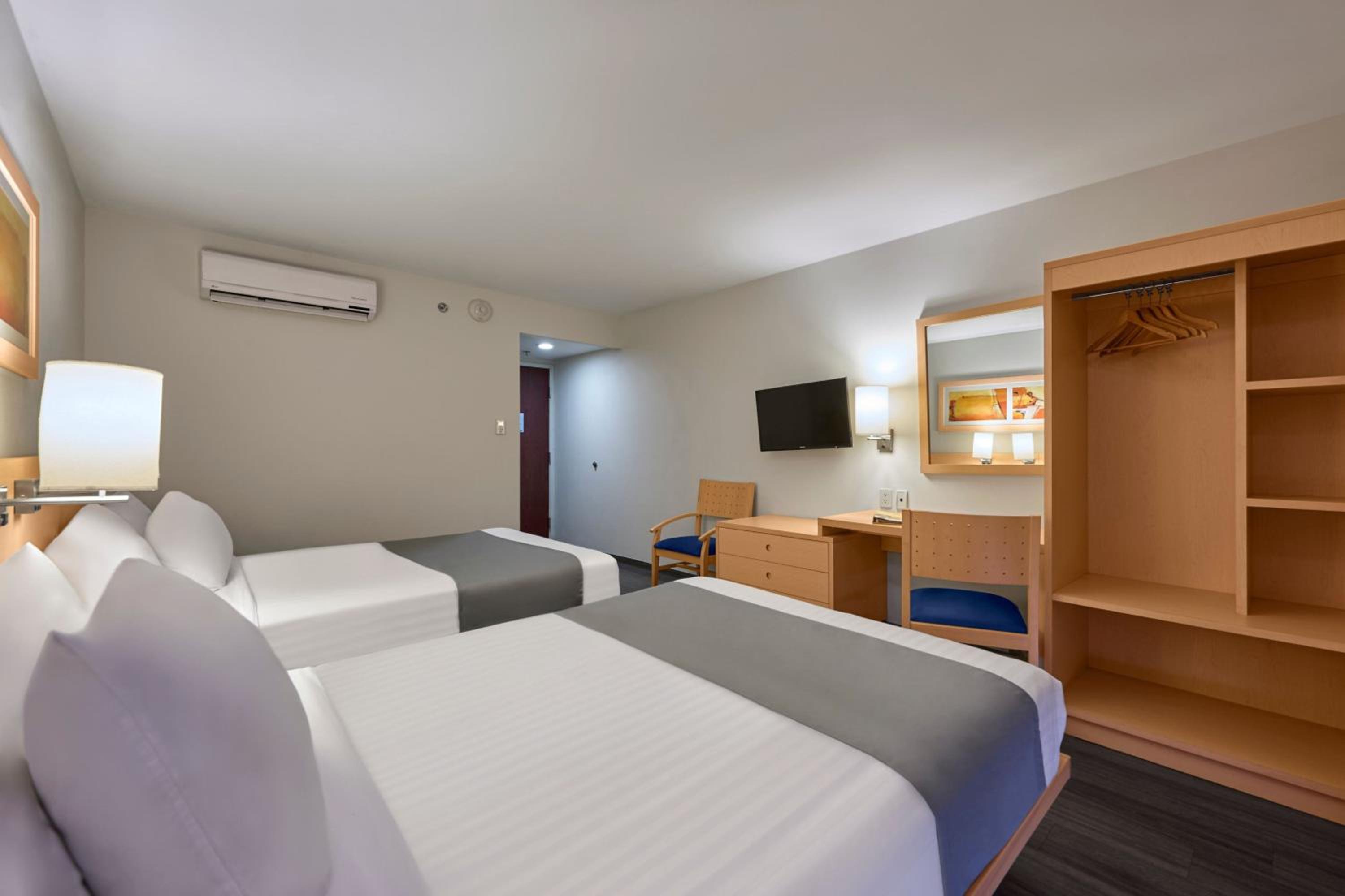 Double Room with Two Double Beds - Photo 3