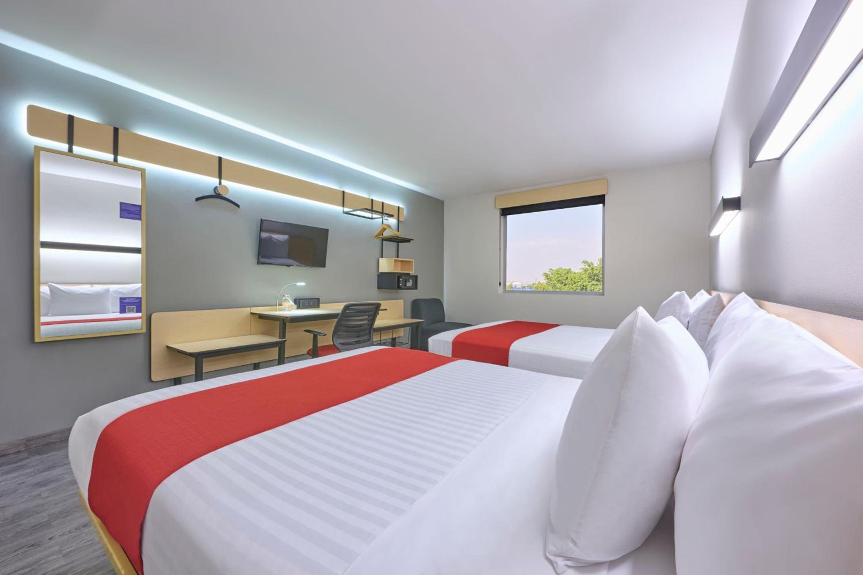Queen Room with Two Queen Beds - Photo 2