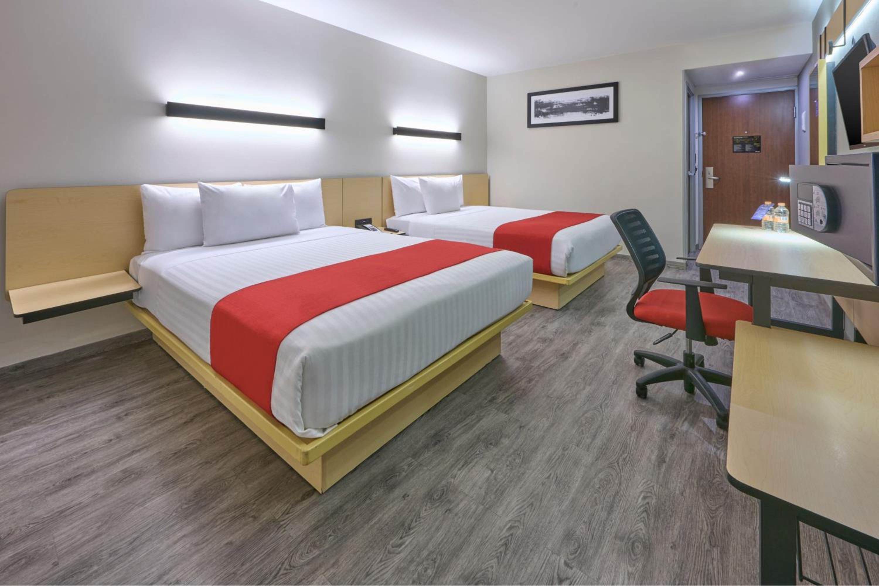 Queen Room with Two Queen Beds - Photo 4