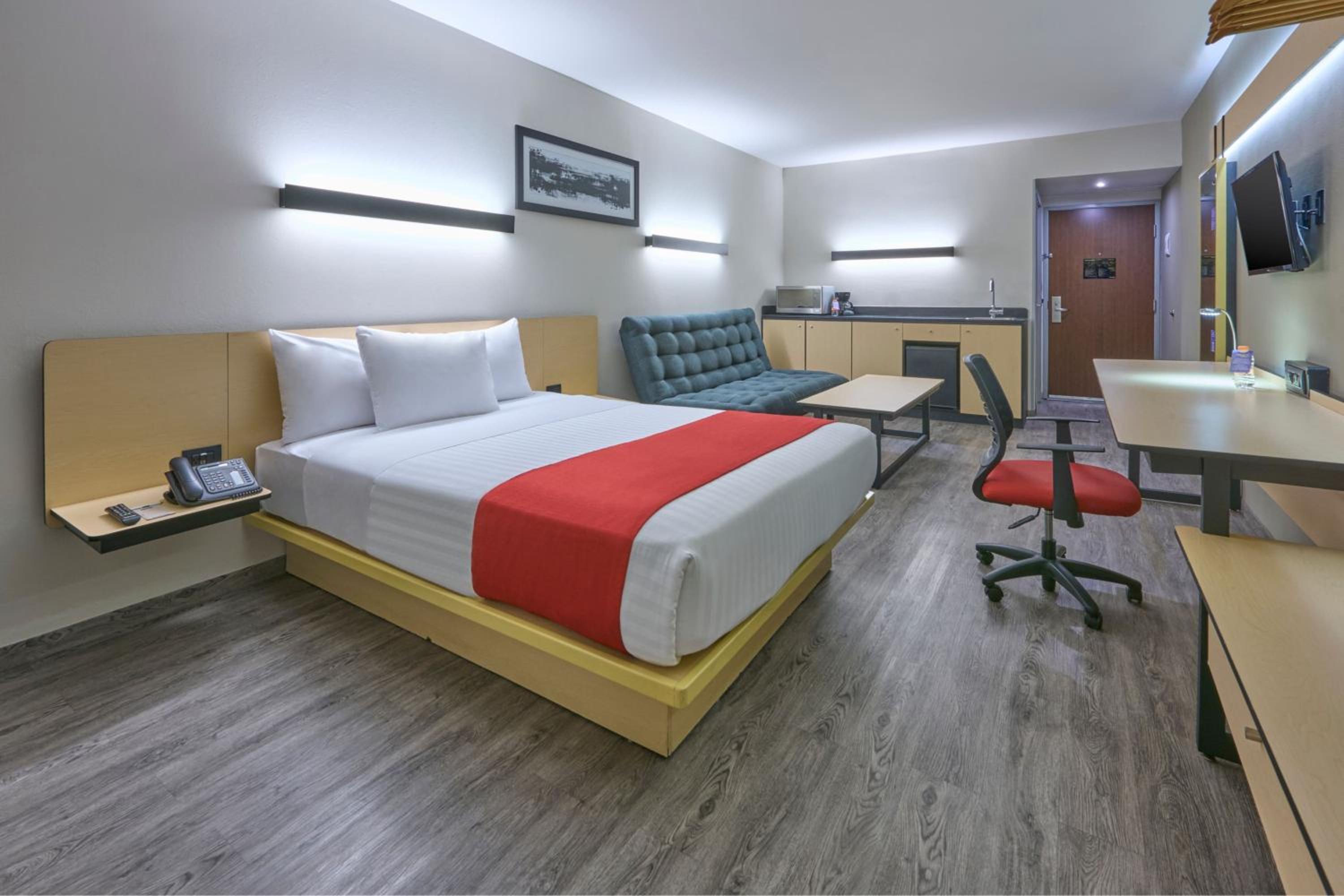 Superior Queen Room with Sofa Bed - Photo 1