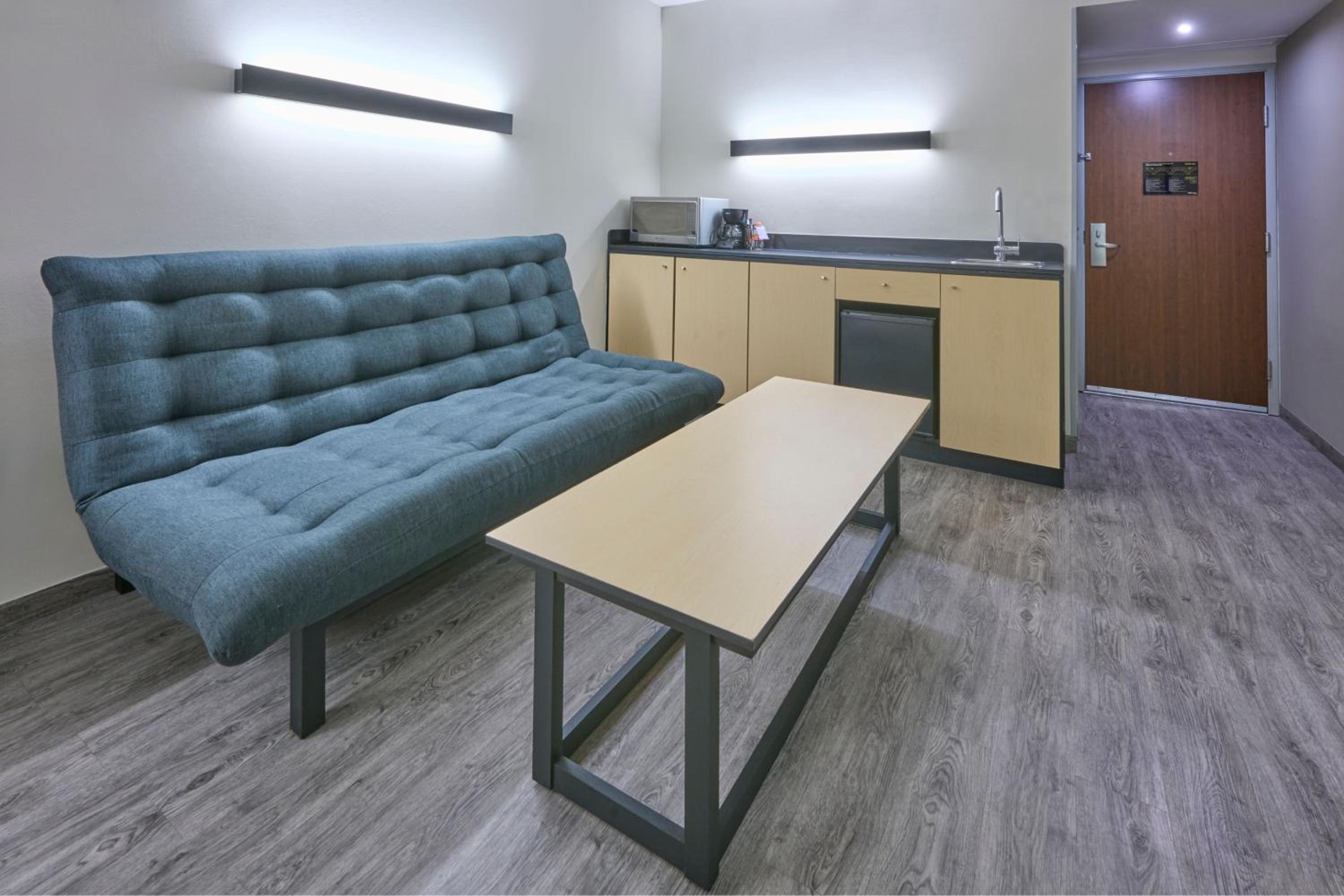 Superior Queen Room with Sofa Bed - Photo 3