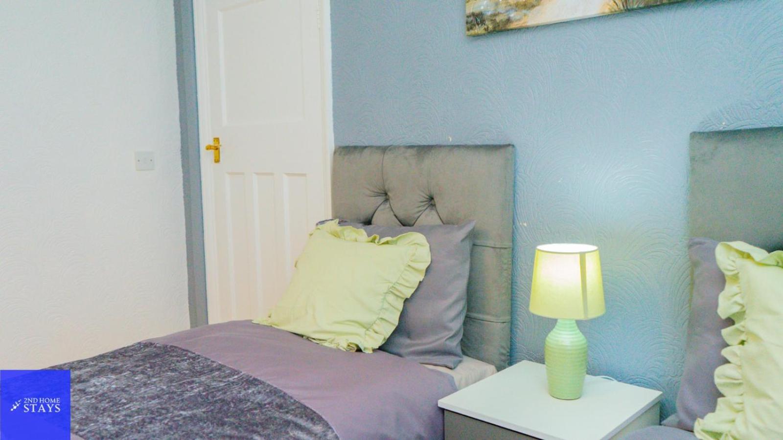 Six-Bedroom House photo 2