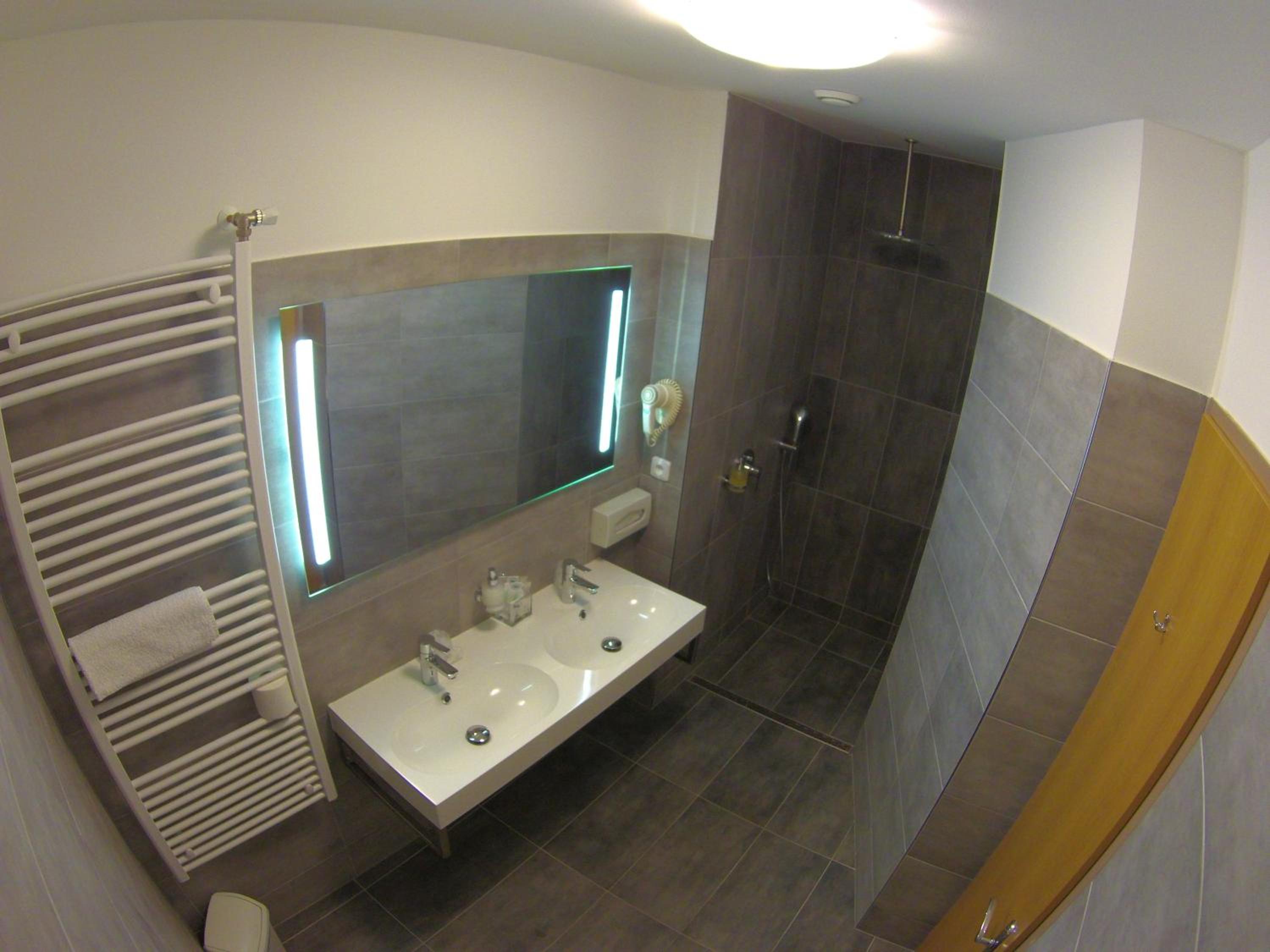 Suite - Photo 12