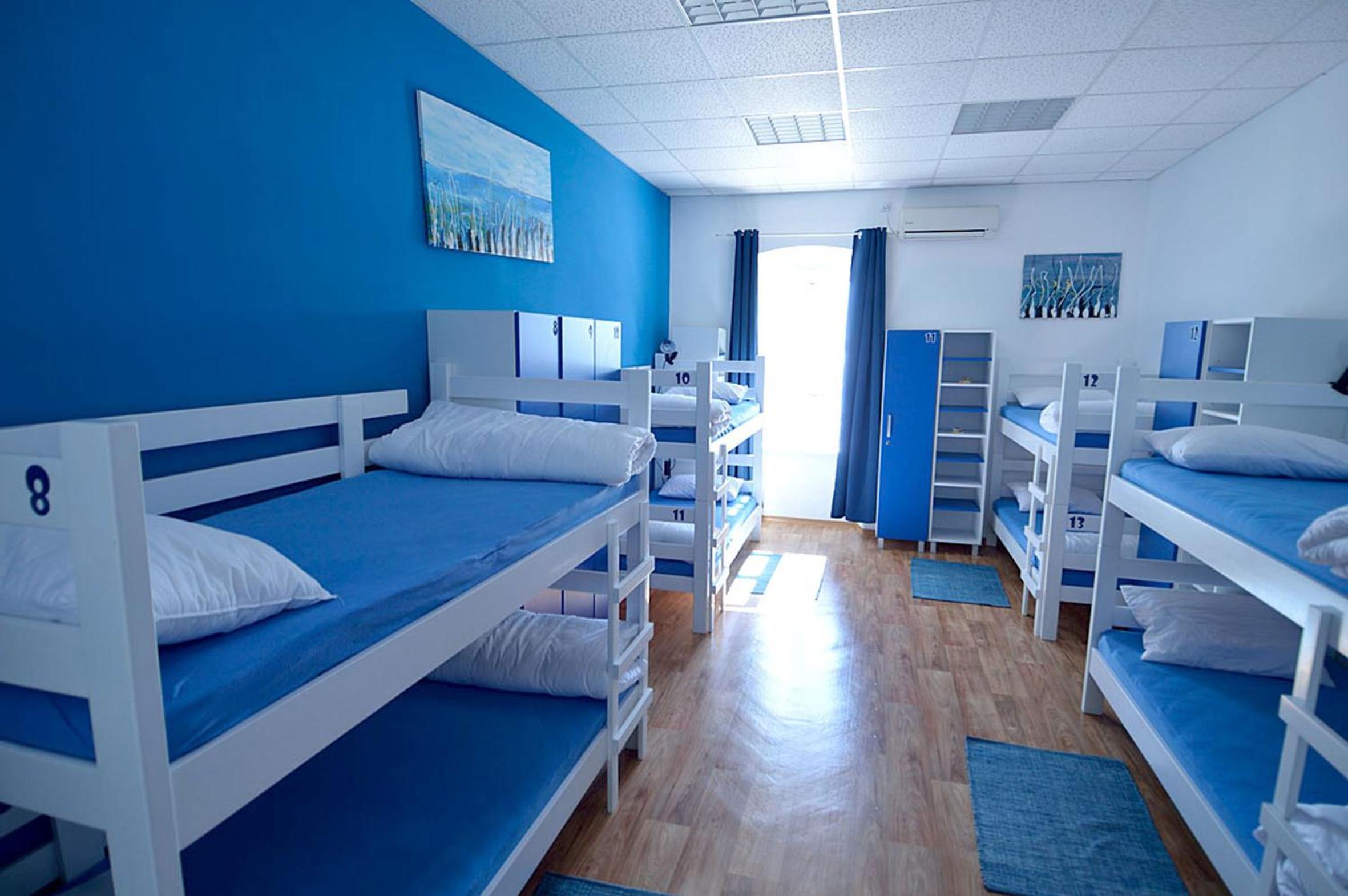 Bed in 8-Bed Mixed Dormitory Room with Sea View photo 2