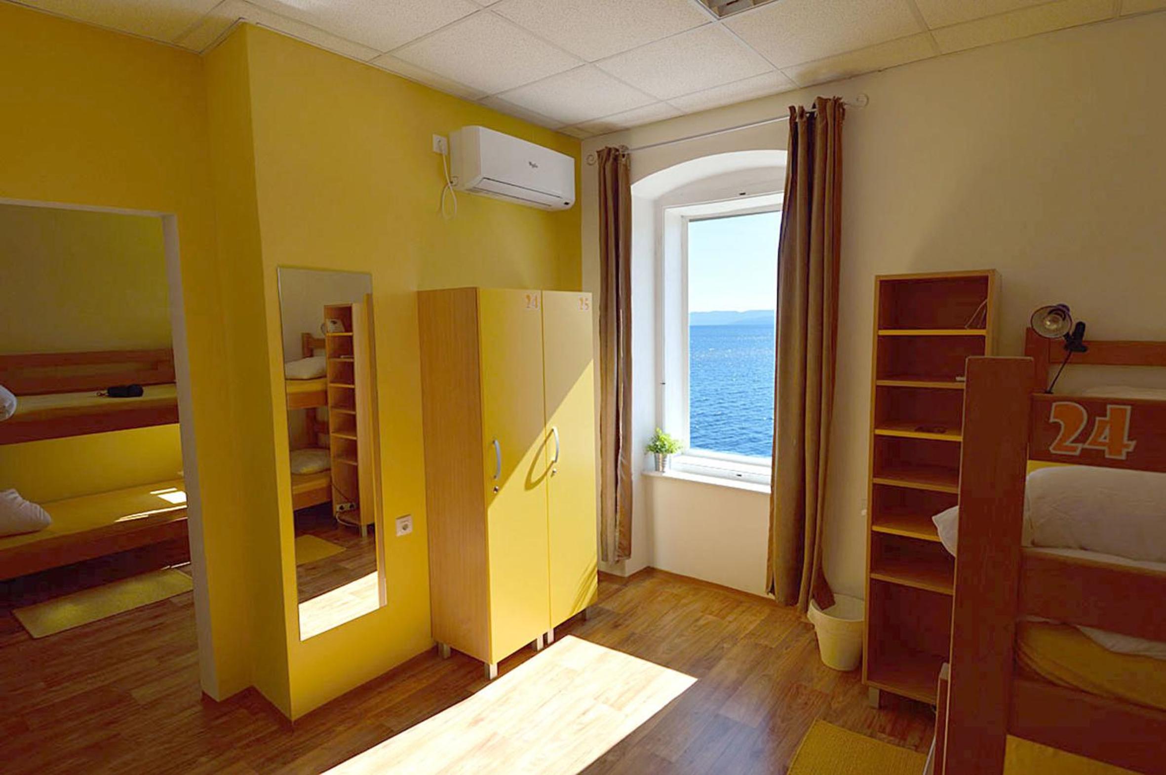Bed in 10-Bed Mixed Dormitory Room with Sea View photo 1
