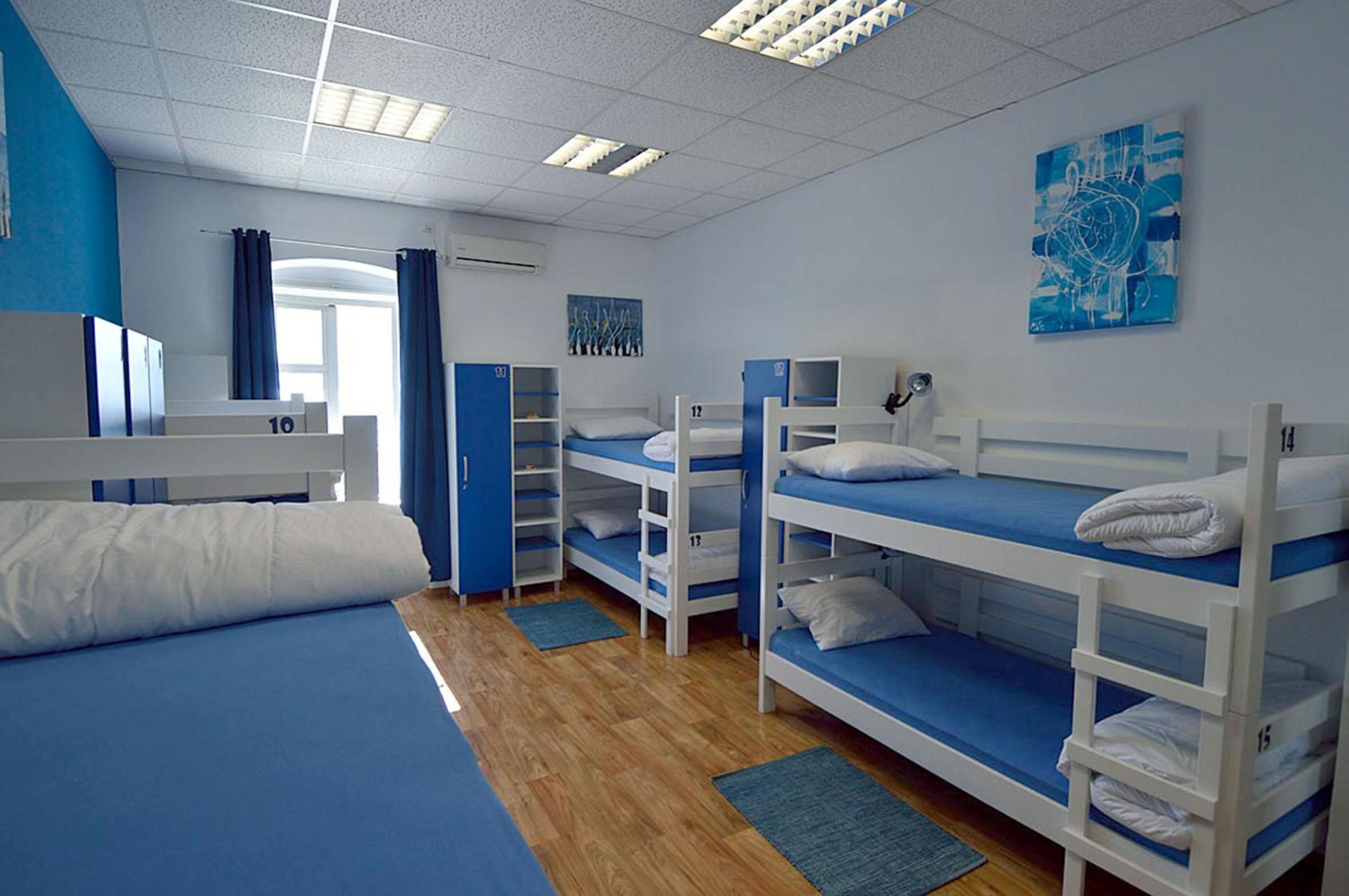 Bed in 8-Bed Mixed Dormitory Room with Sea View photo 1