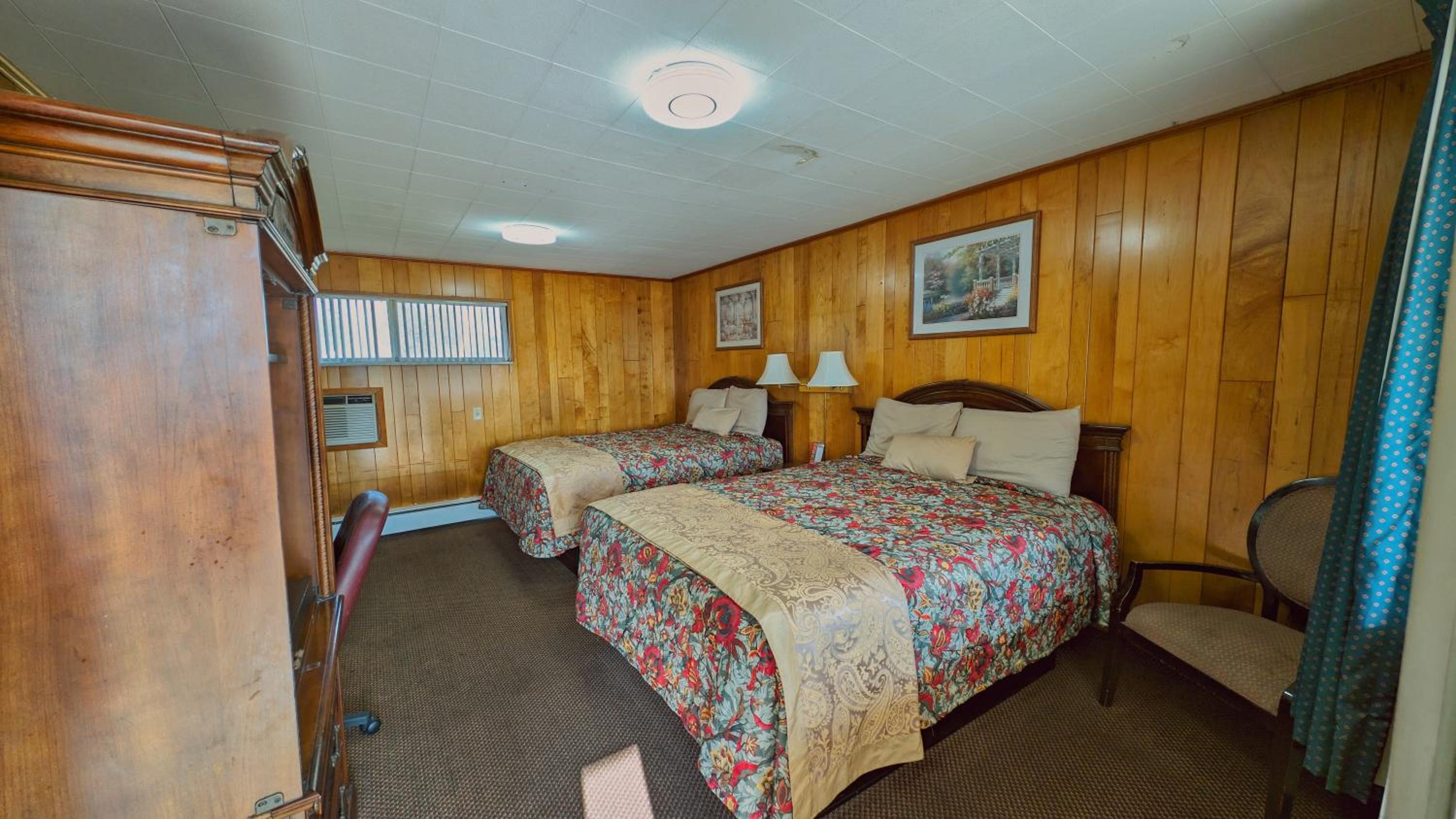 Queen Room with Two Queen Beds - Photo 2