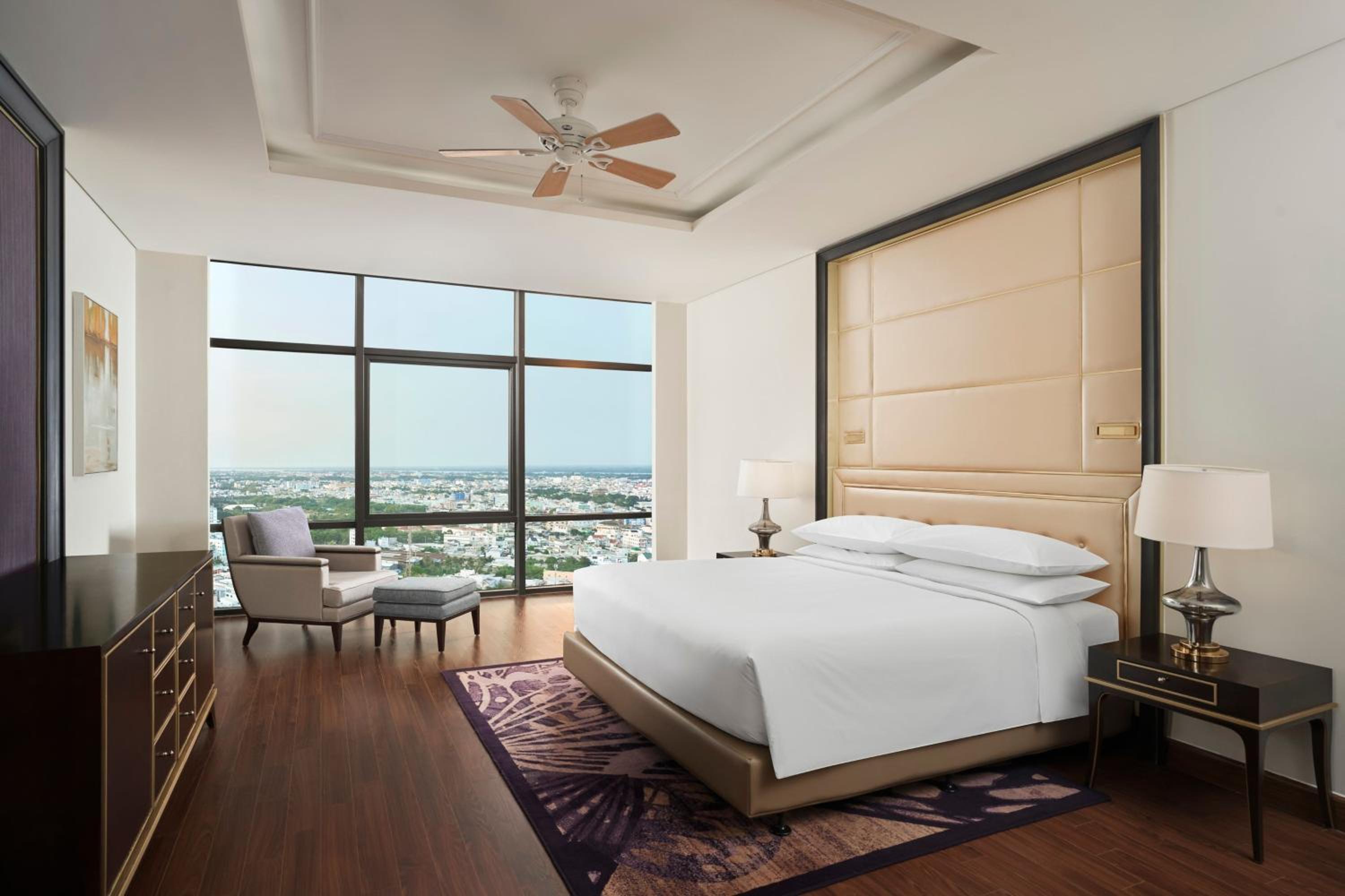 Club King Room - Club Lounge Access photo 1