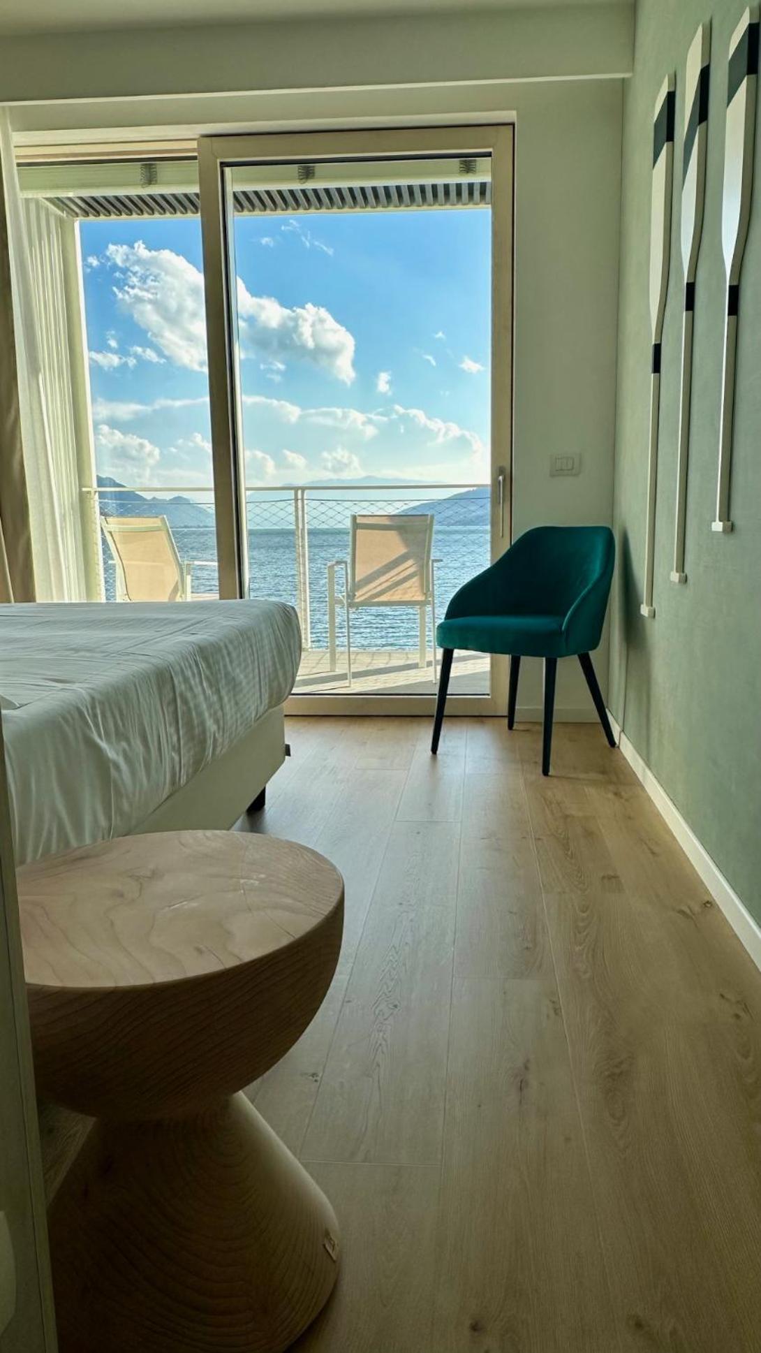 Deluxe Double Room with Balcony - Photo 9