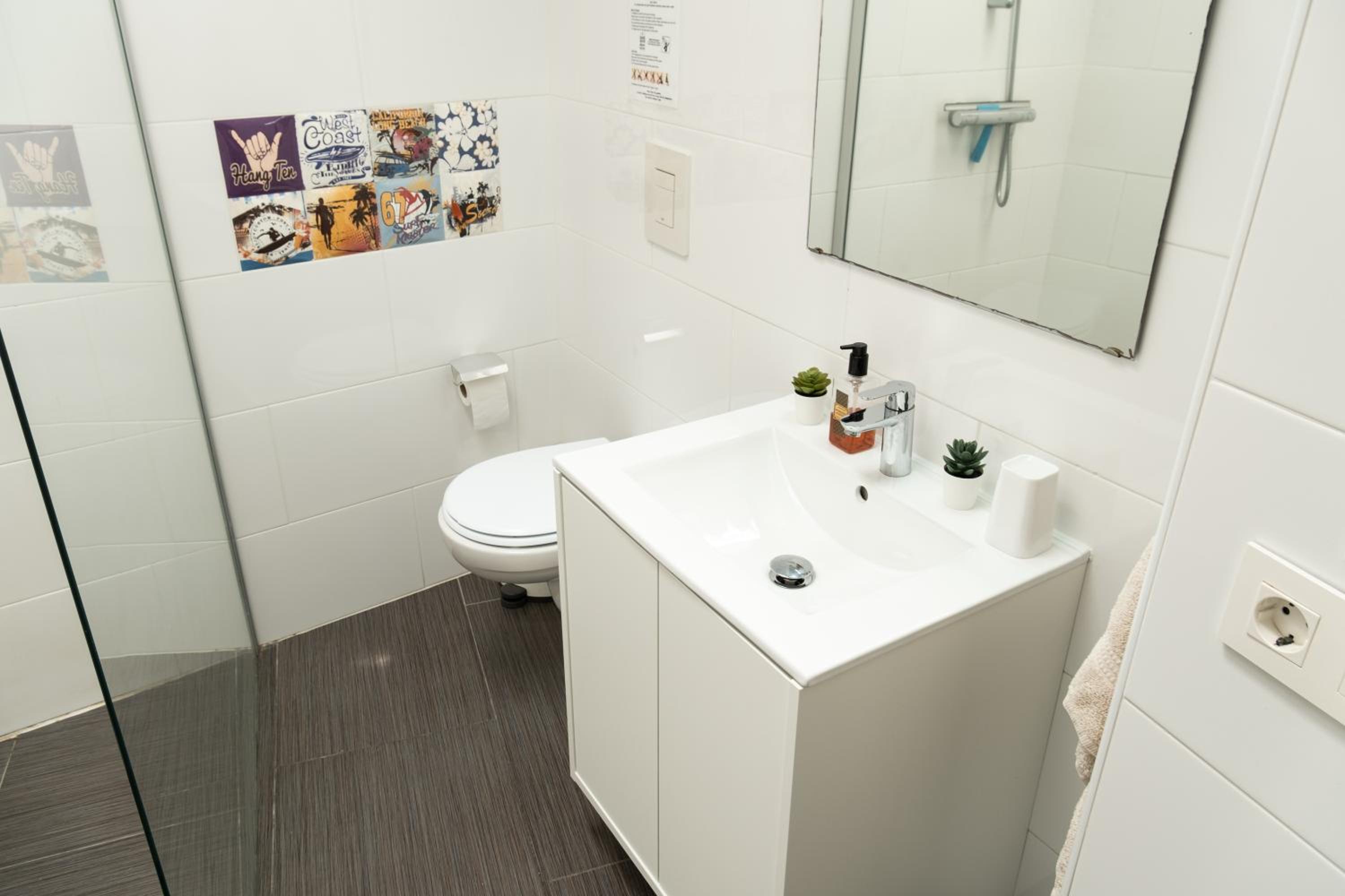 Double Room with Private Bathroom - Photo 16