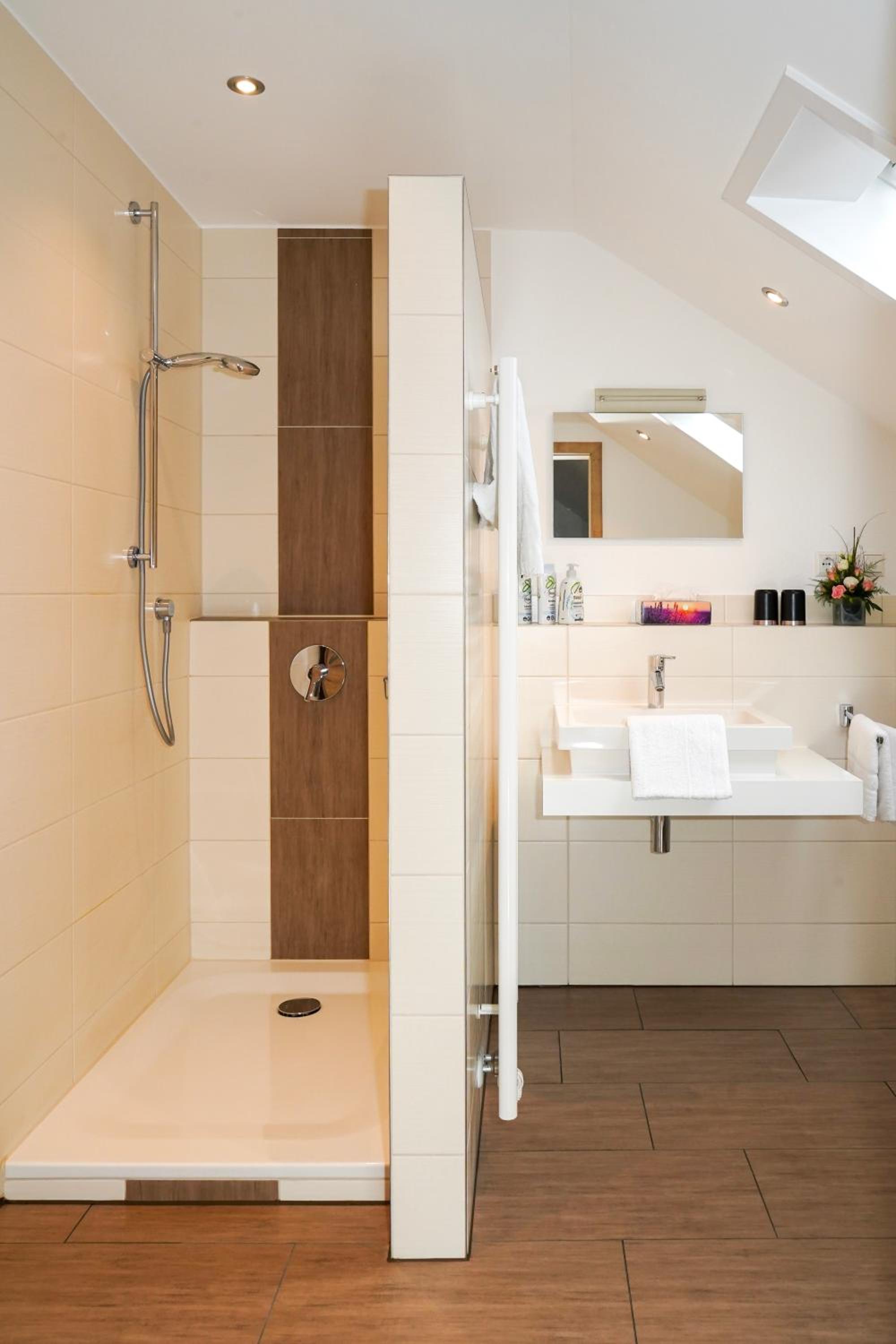 Double Room with Private Bathroom - Photo 2