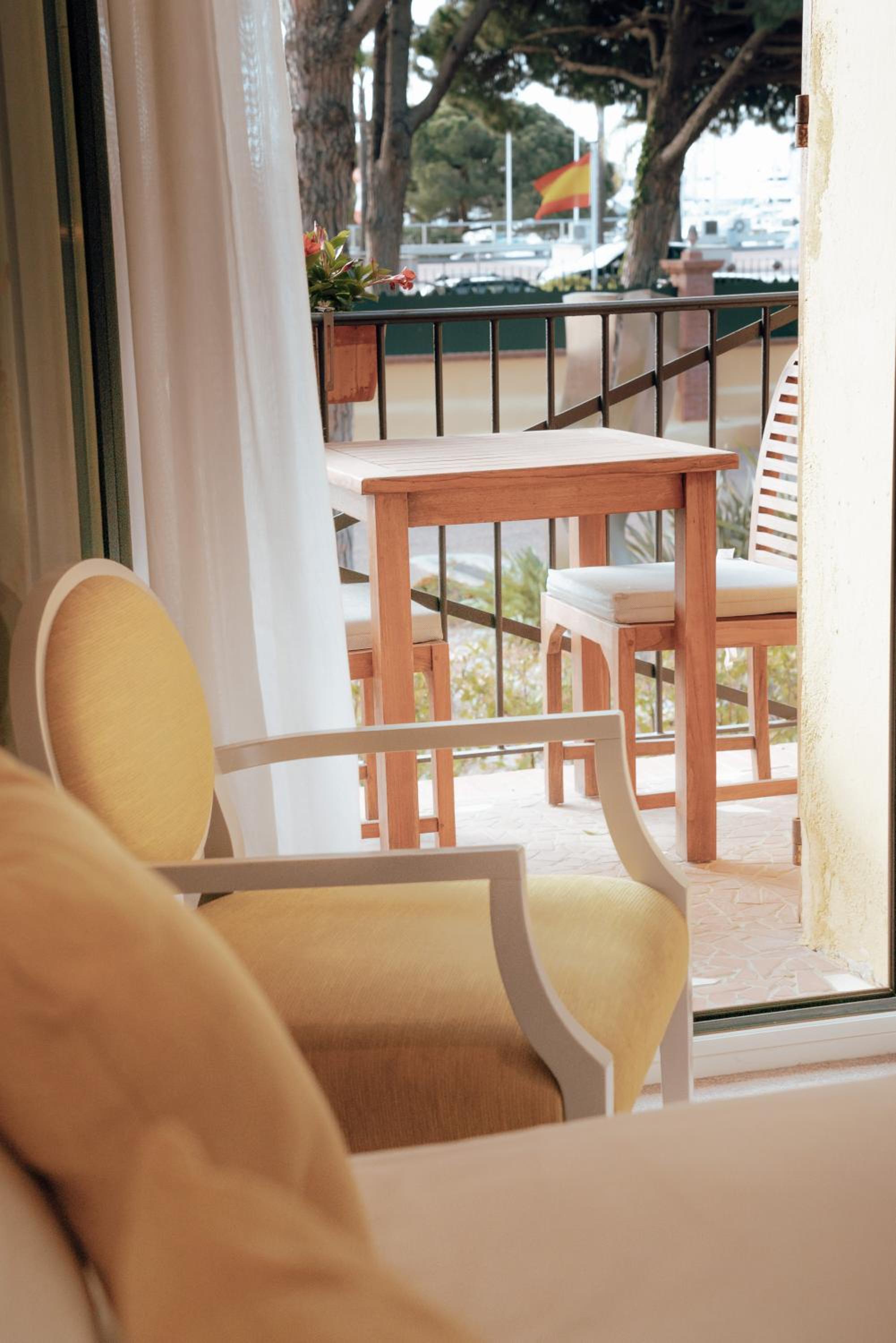 Superior Room with Balcony - Photo 5
