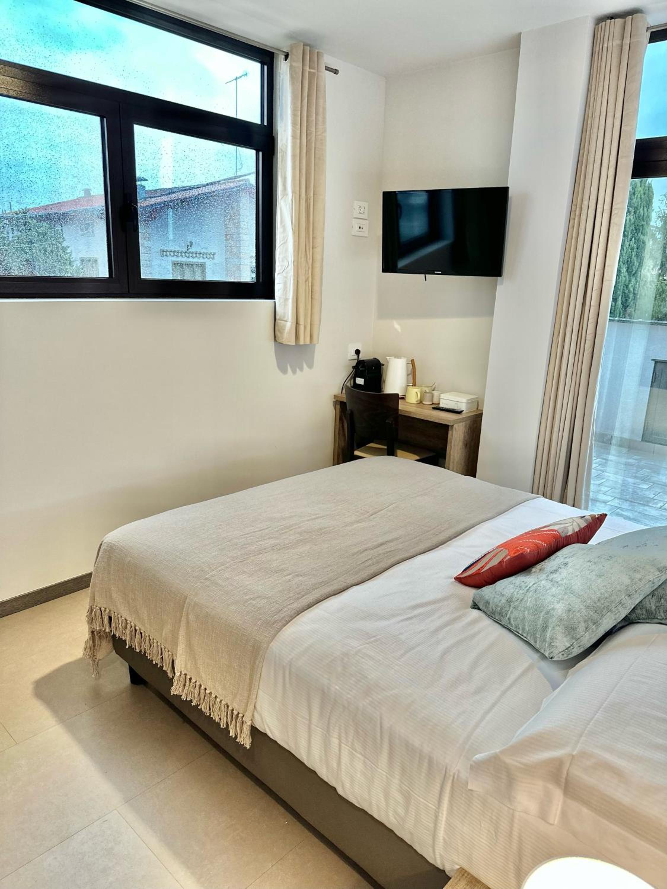 Double or Twin Room with Terrace - Photo 13