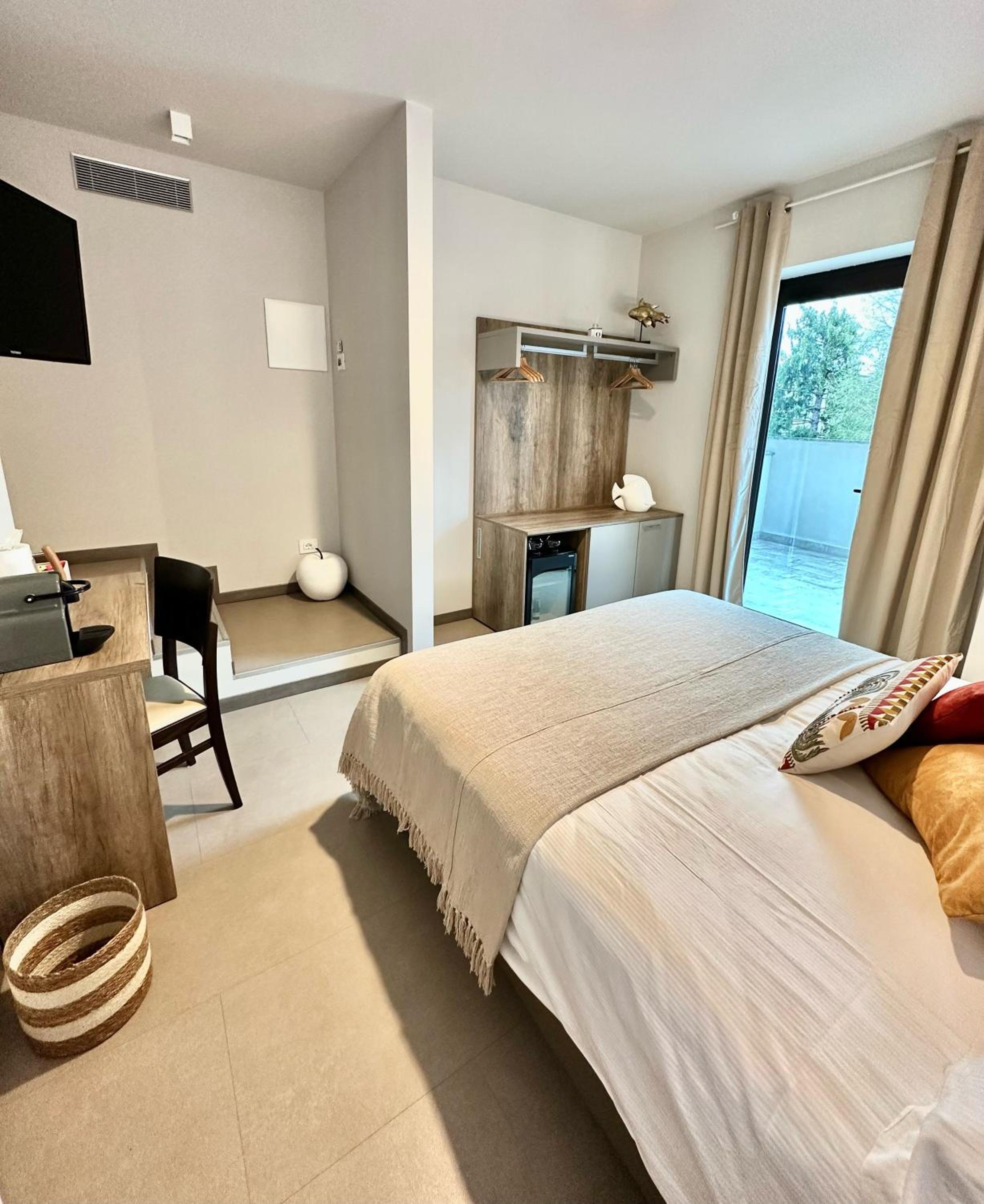 Double or Twin Room with Terrace - Photo 10