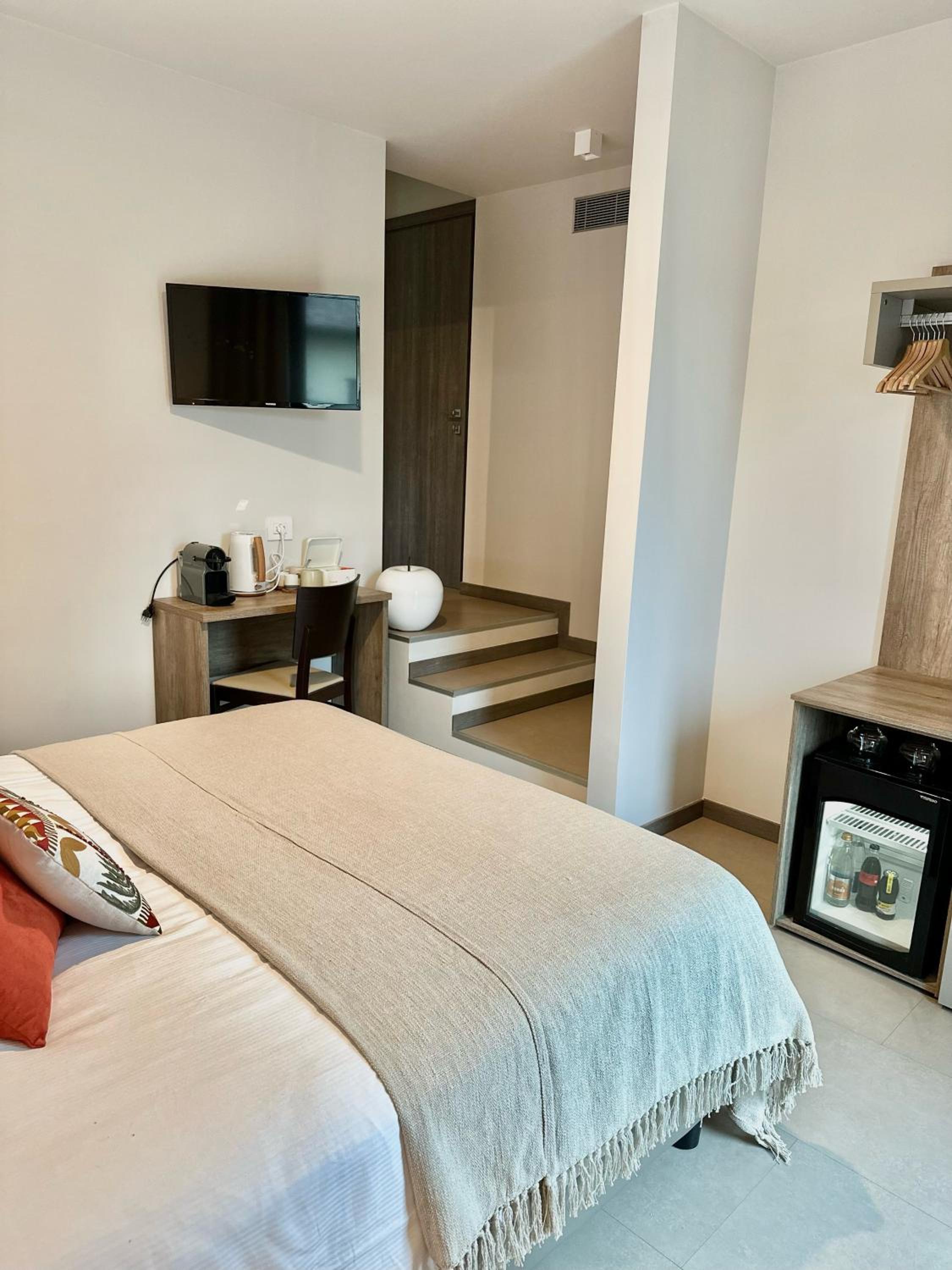 Double or Twin Room with Terrace - Photo 8