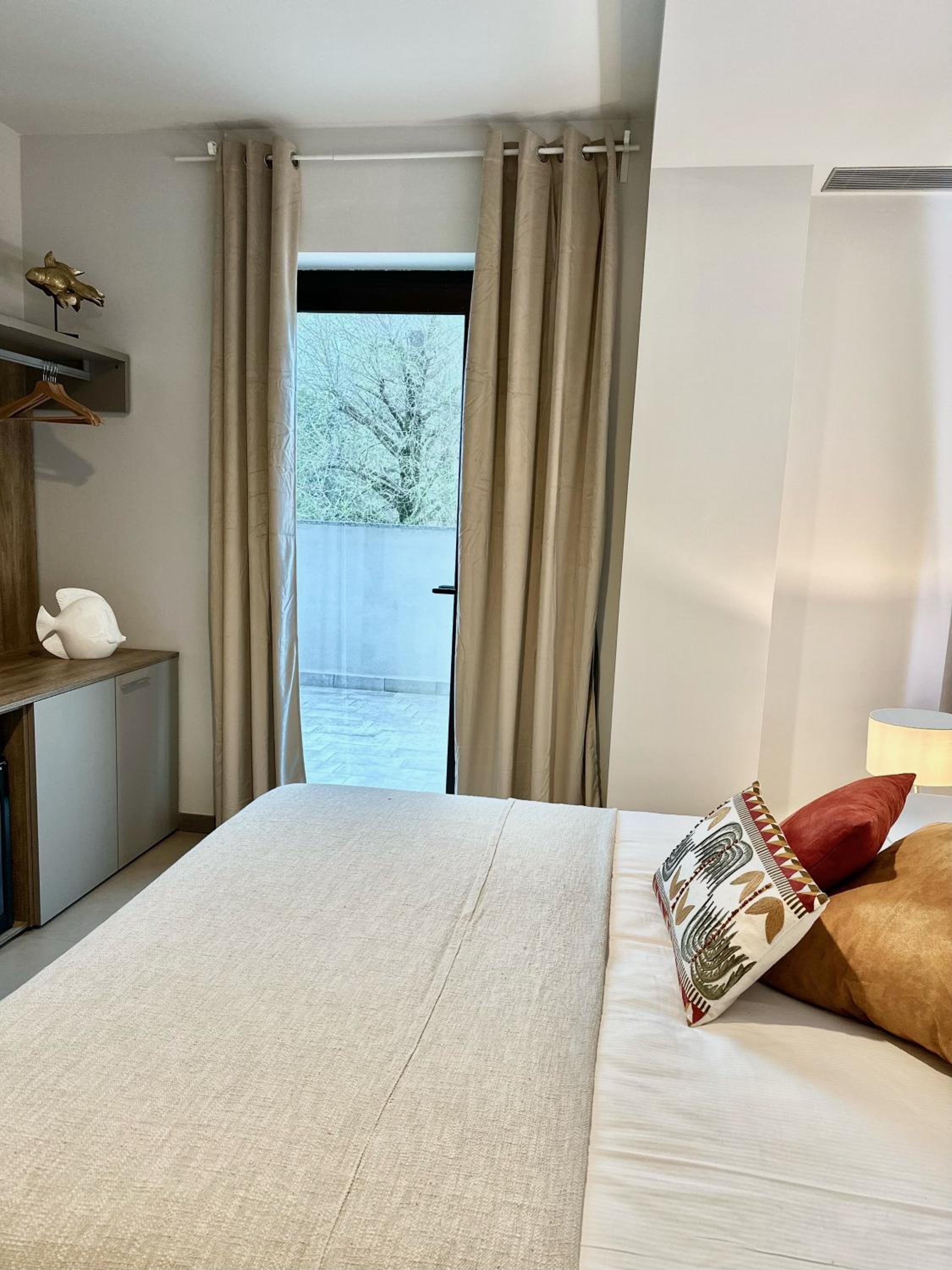 Double or Twin Room with Terrace - Photo 7