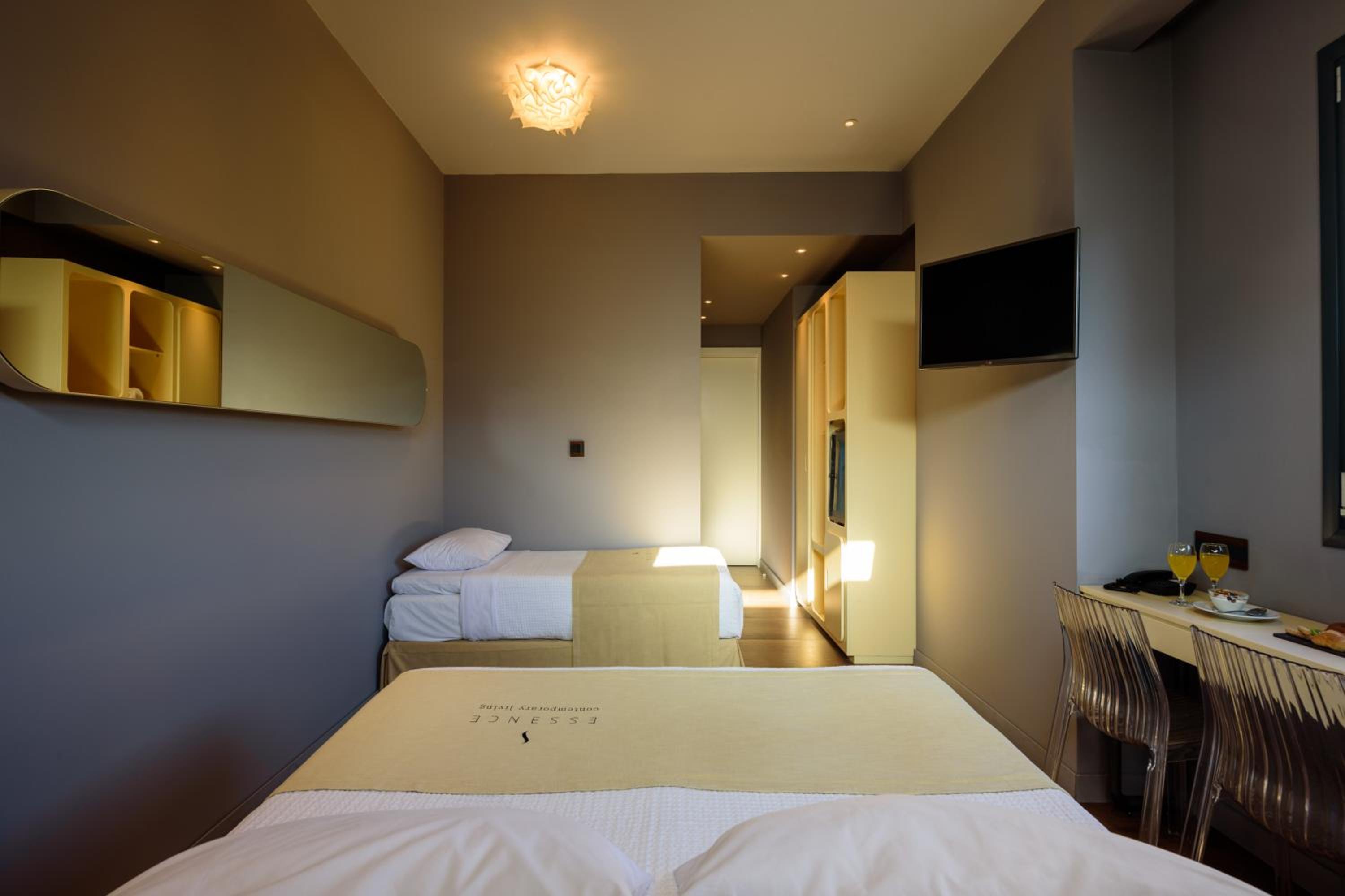 Elegant Triple Room with City View photo 2