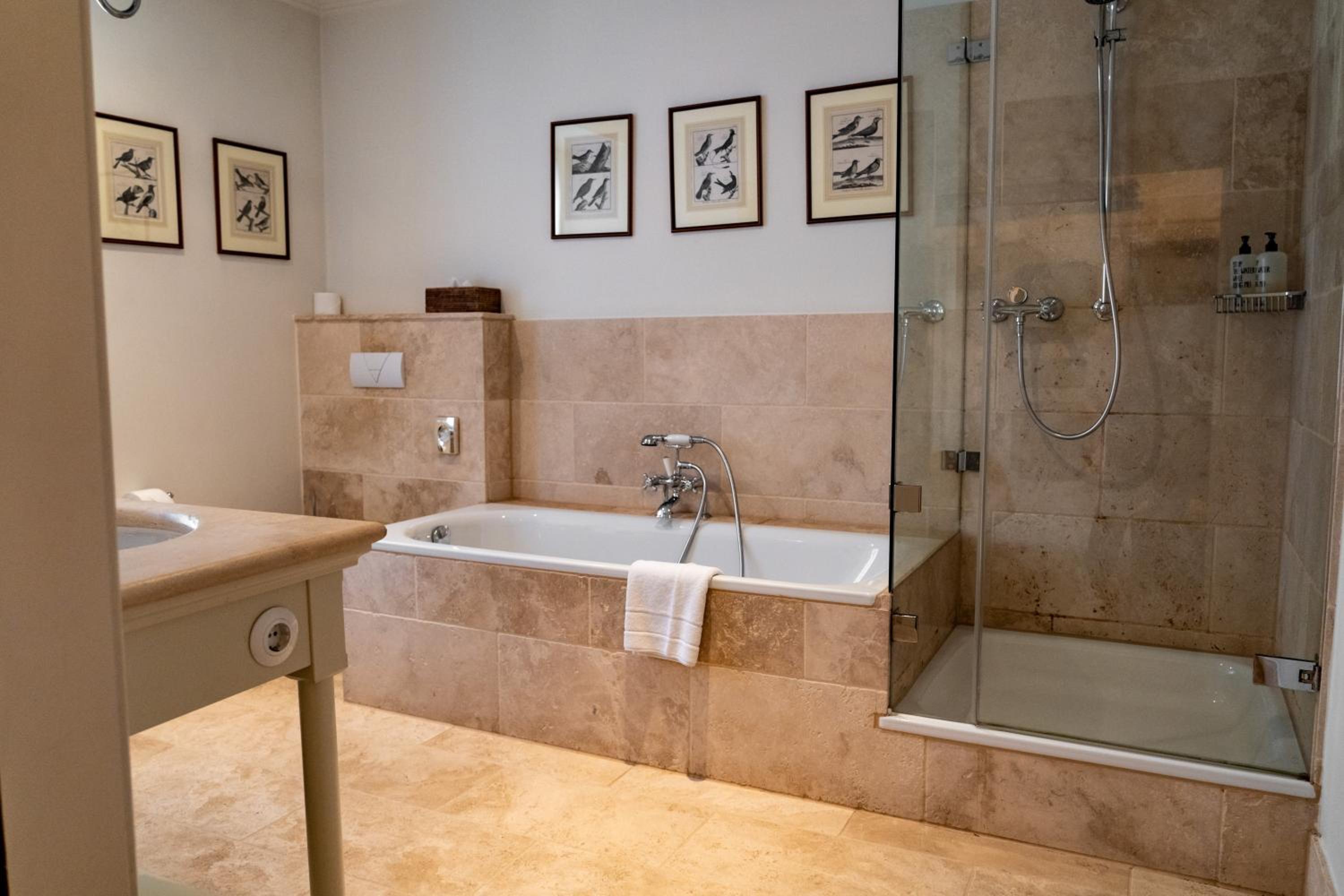 Deluxe Suite - Photo 5