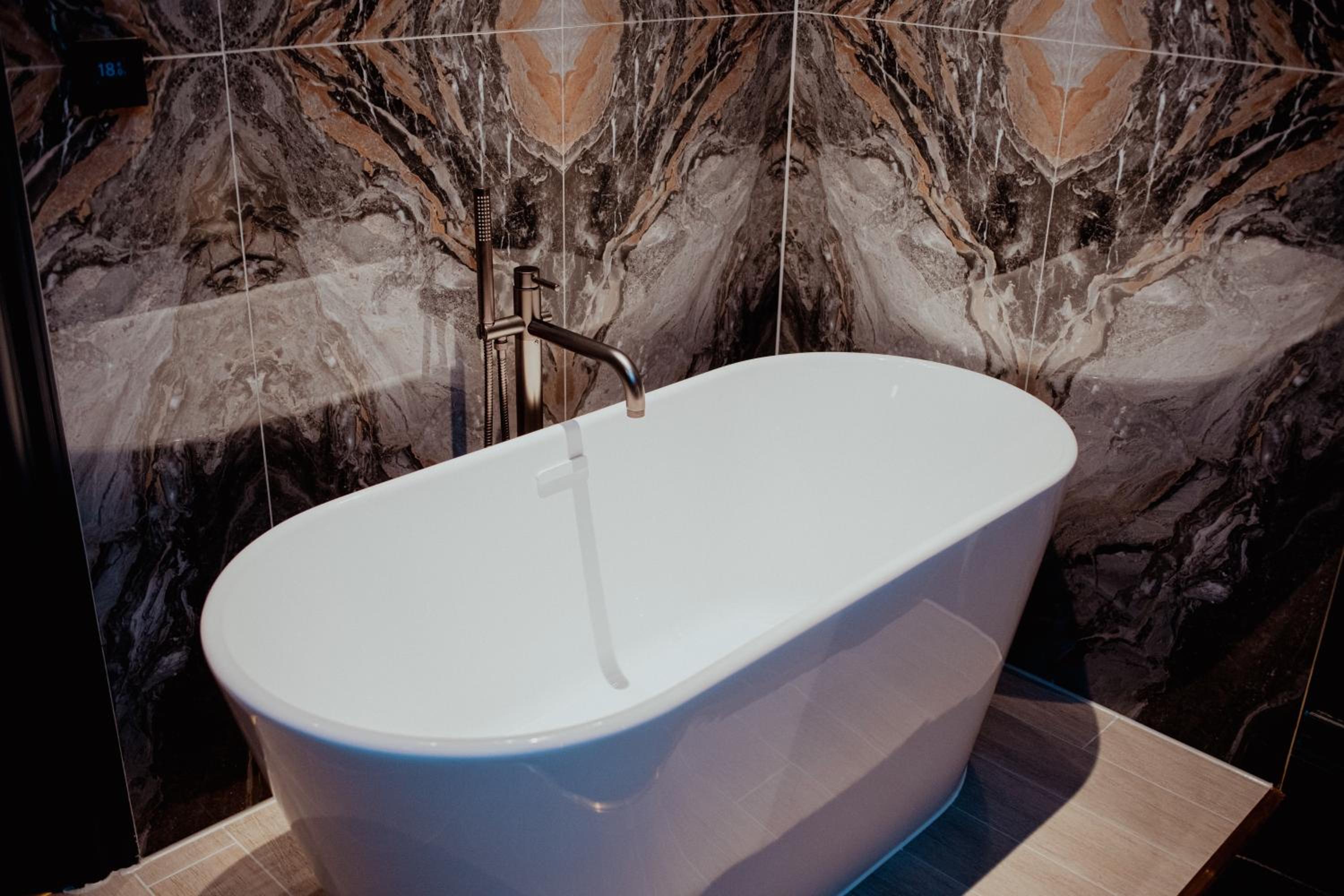 Split Level King Suite with Living Area, Kitchenette and In-Room Bath Tub - Non-Smoking - Photo 9