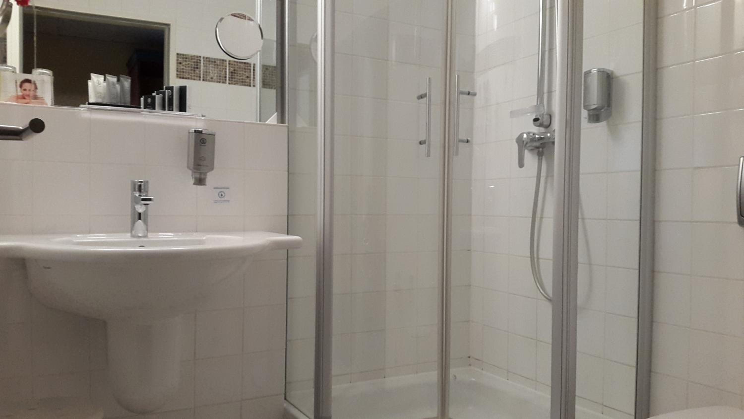 Standard Double Room - Photo 9