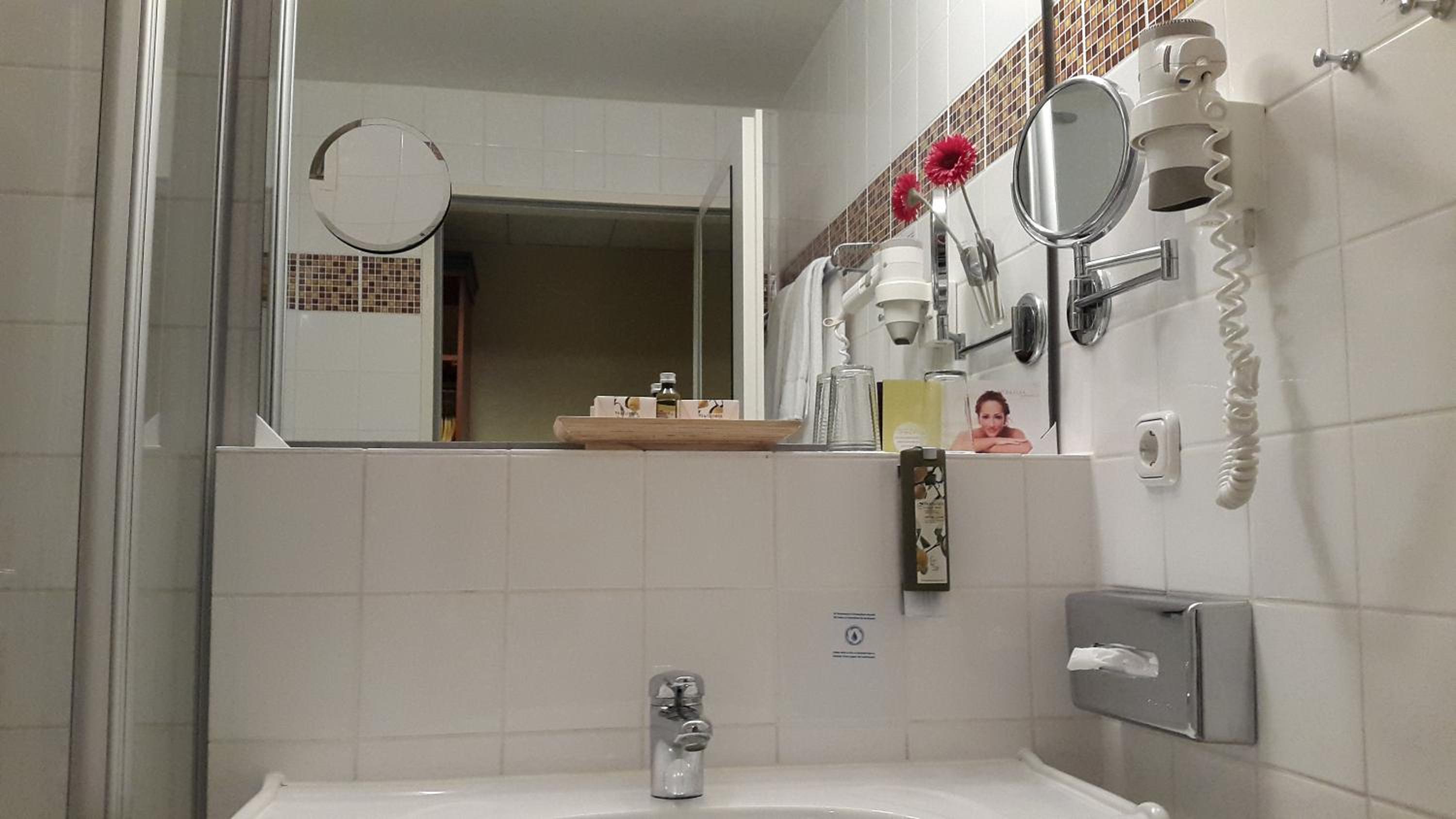 Standard Double Room - Photo 14