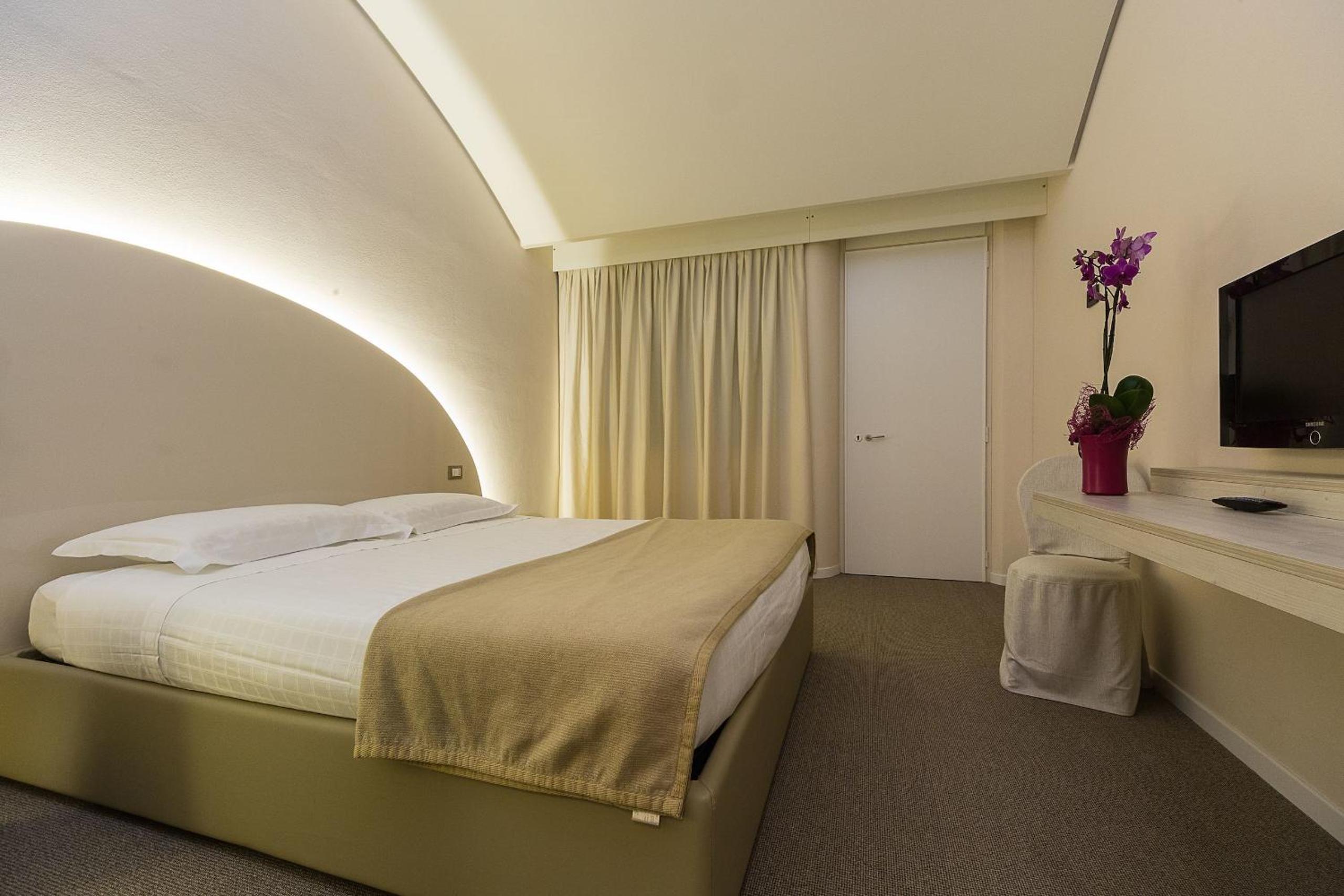 Deluxe Double Room - Photo 7
