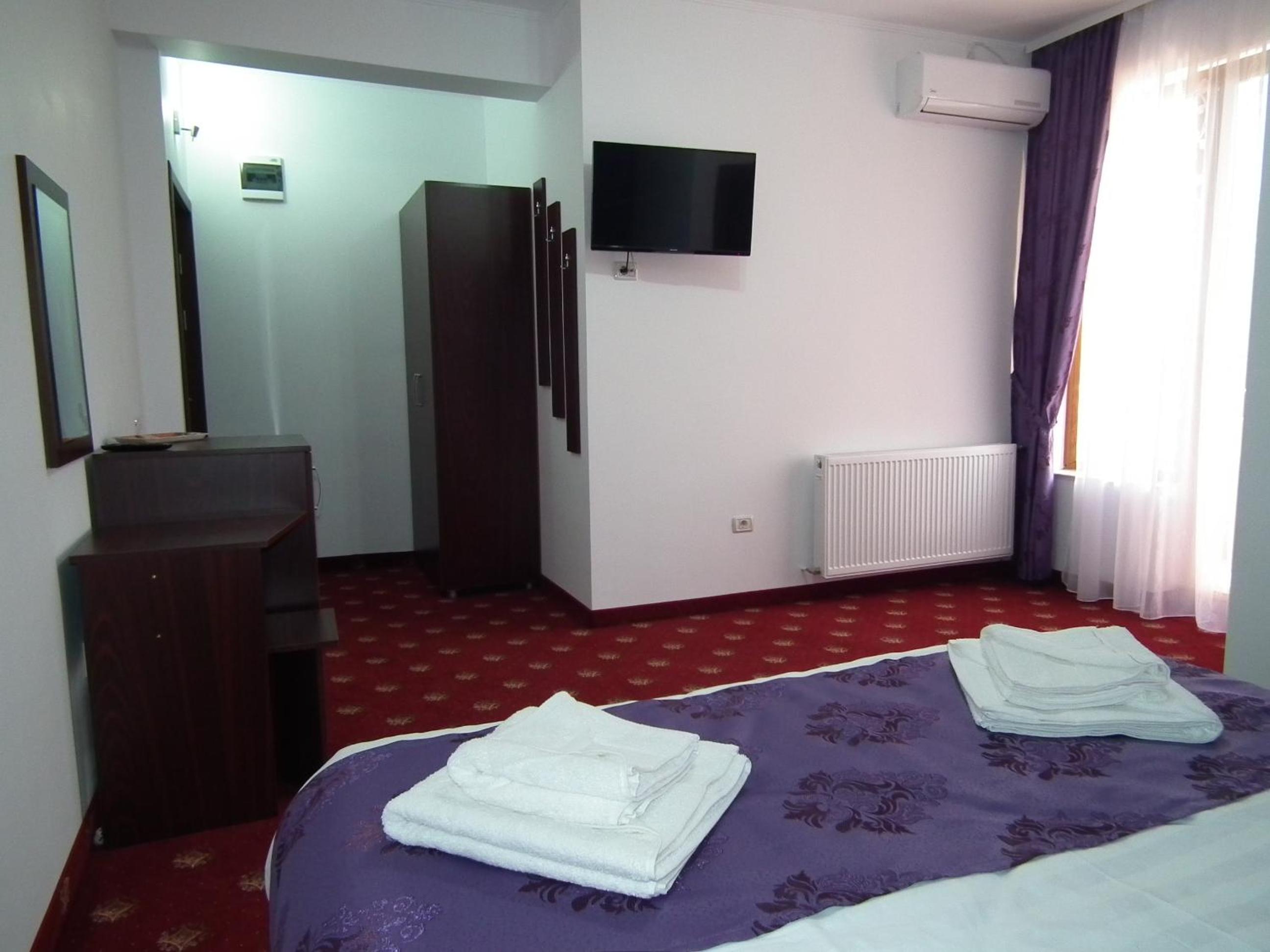 Double Room - Photo 12