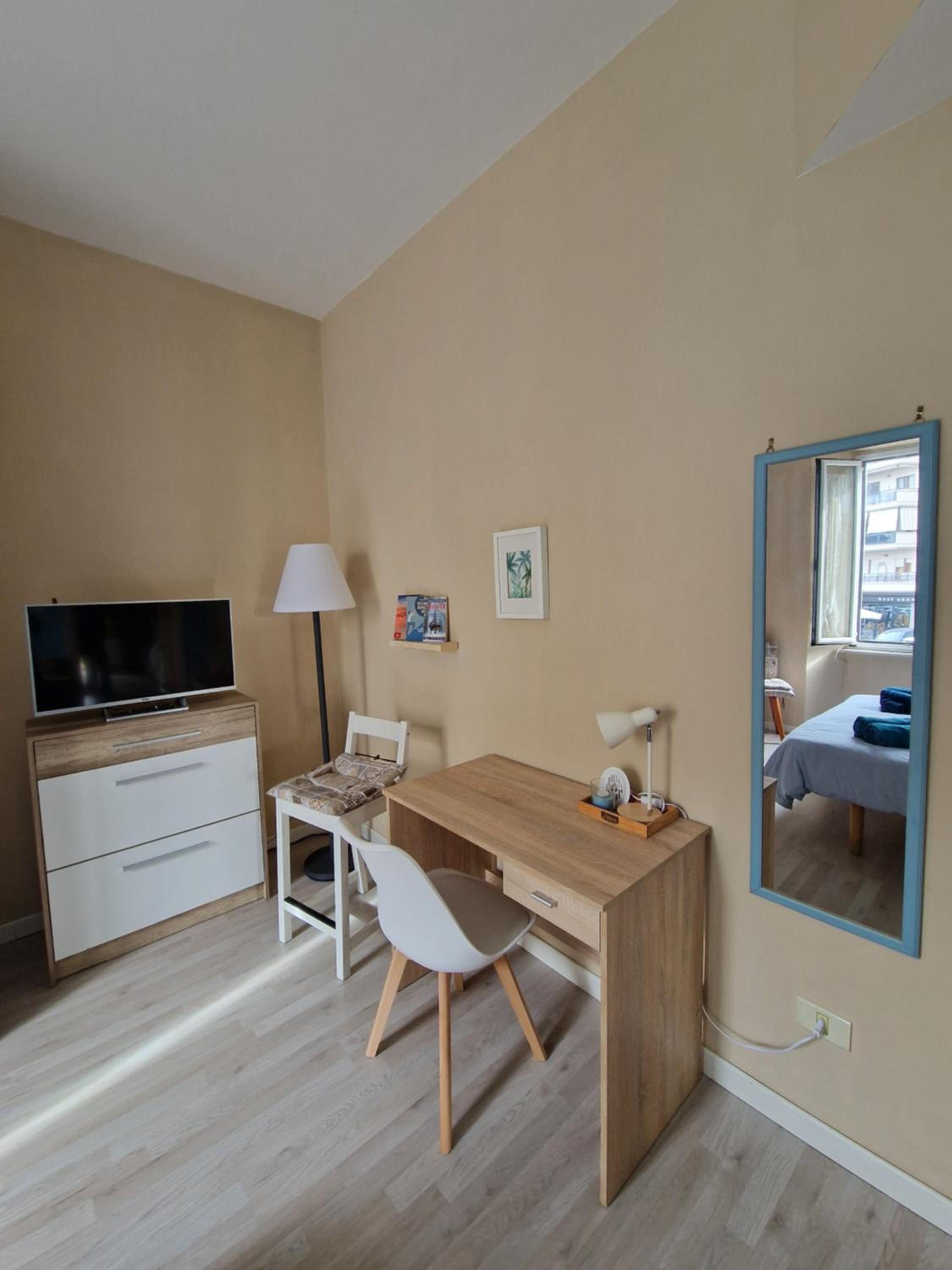 One-Bedroom Apartment photo 1