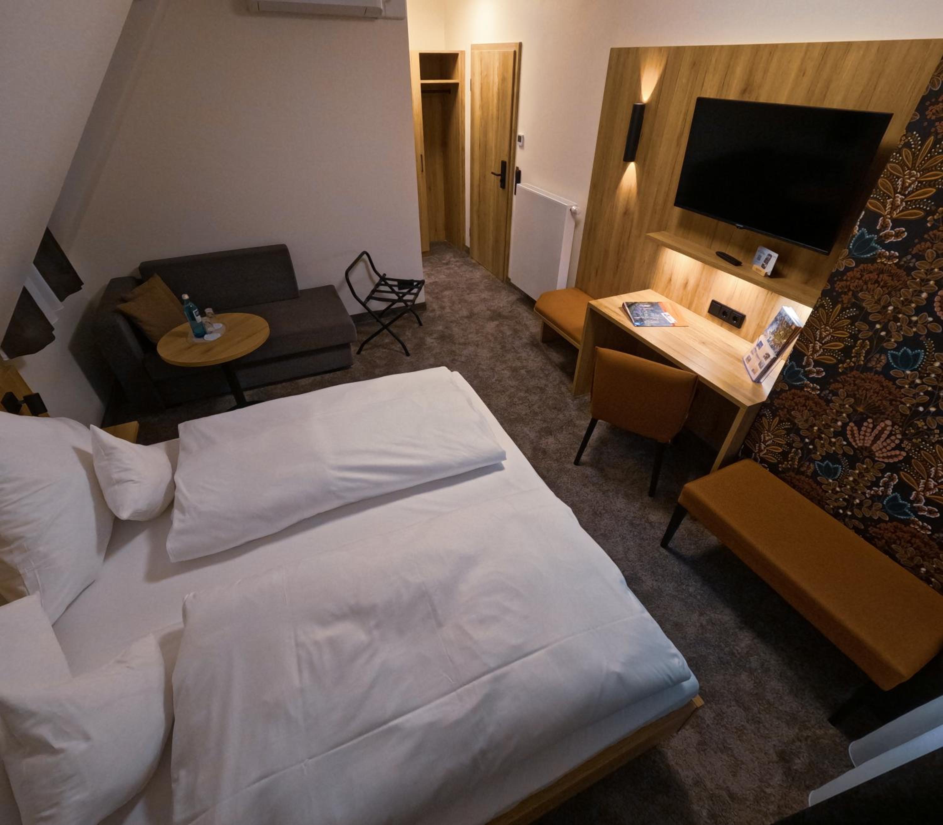Deluxe Double Room - Photo 10